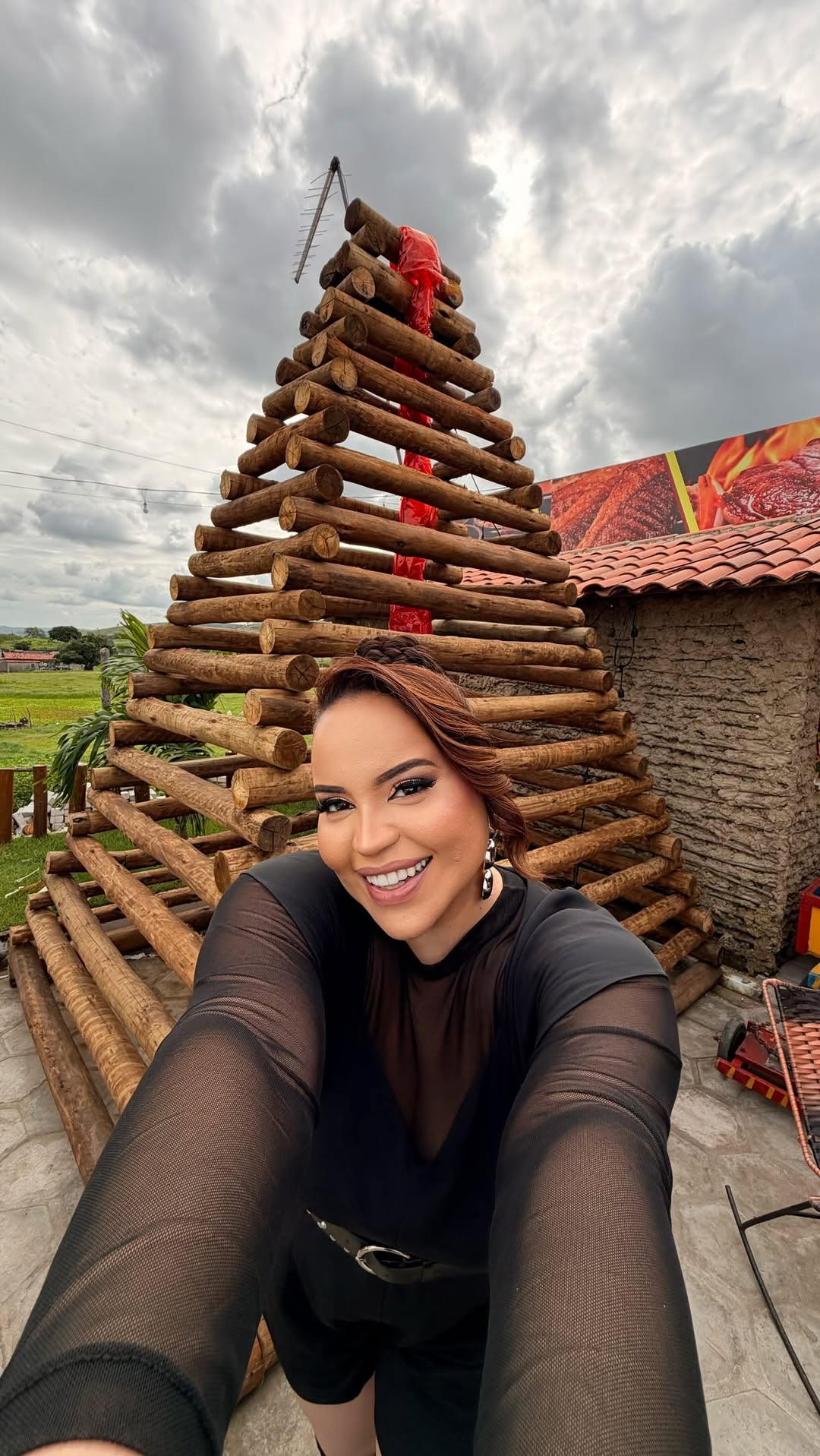 🌽🎶 O São João já começou e o clima de festa tomou conta da estrada!

Na Barraca do Trevo, você vive uma verdadeira imersão na cultura nordestina, em um ambiente repleto de tradição, decoração temática, música, alegria e toda a energia que faz do São João uma das festas mais amadas do Brasil. ✨🤠

E claro, tudo isso acompanhado de uma gastronomia irresistível, com sabores que traduzem a essência do nosso Nordeste.

Então, se o seu destino é Campina Grande, seja na ida ou na volta do Maior São J