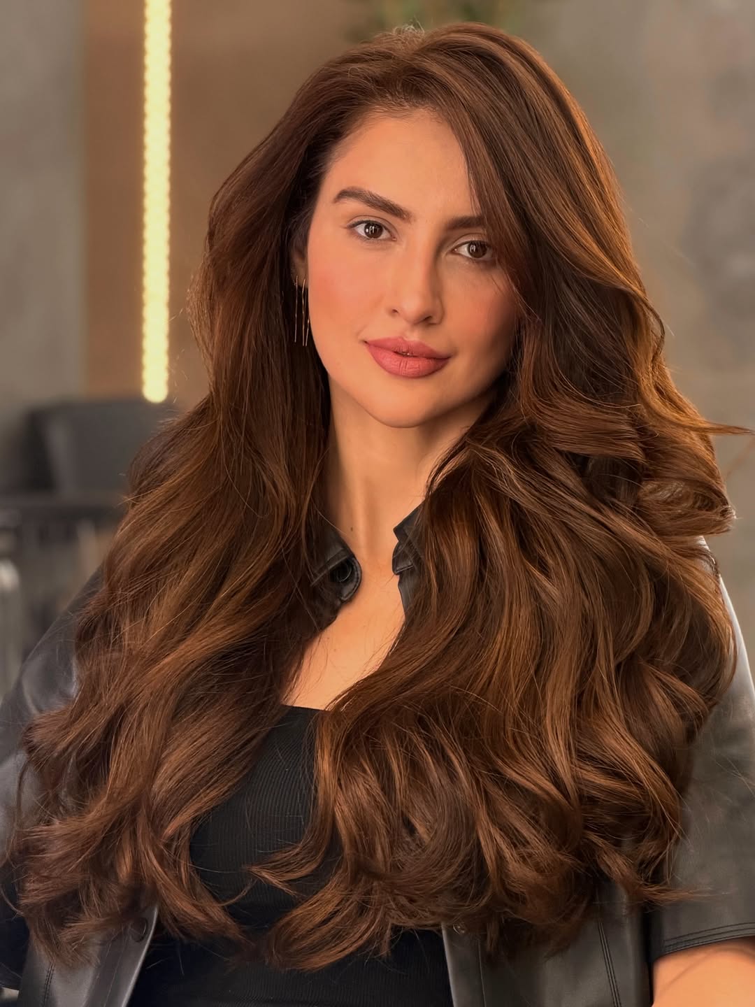 Mocha Chocolate, quando eu finalizei essa cor eu fiquei chocada com a beleza desse cabelo! 🤎🤎🤩🤩
Cor criada para a maravilhosa @jessicavieiraconsultoria 
Gostaram? 

@wellaeducationbr 
Cor criada com @wellaprobrasil 
Raizes com Koleston Perfect 
6/0 + 7/47 + 7/7 + 4% 
Comprimento com Color Touch 
7/73 + 9/73 + 8/05 + 1,9% 

#cabelos #cabelolongo #morenailuminada #cortedecabelofeminino