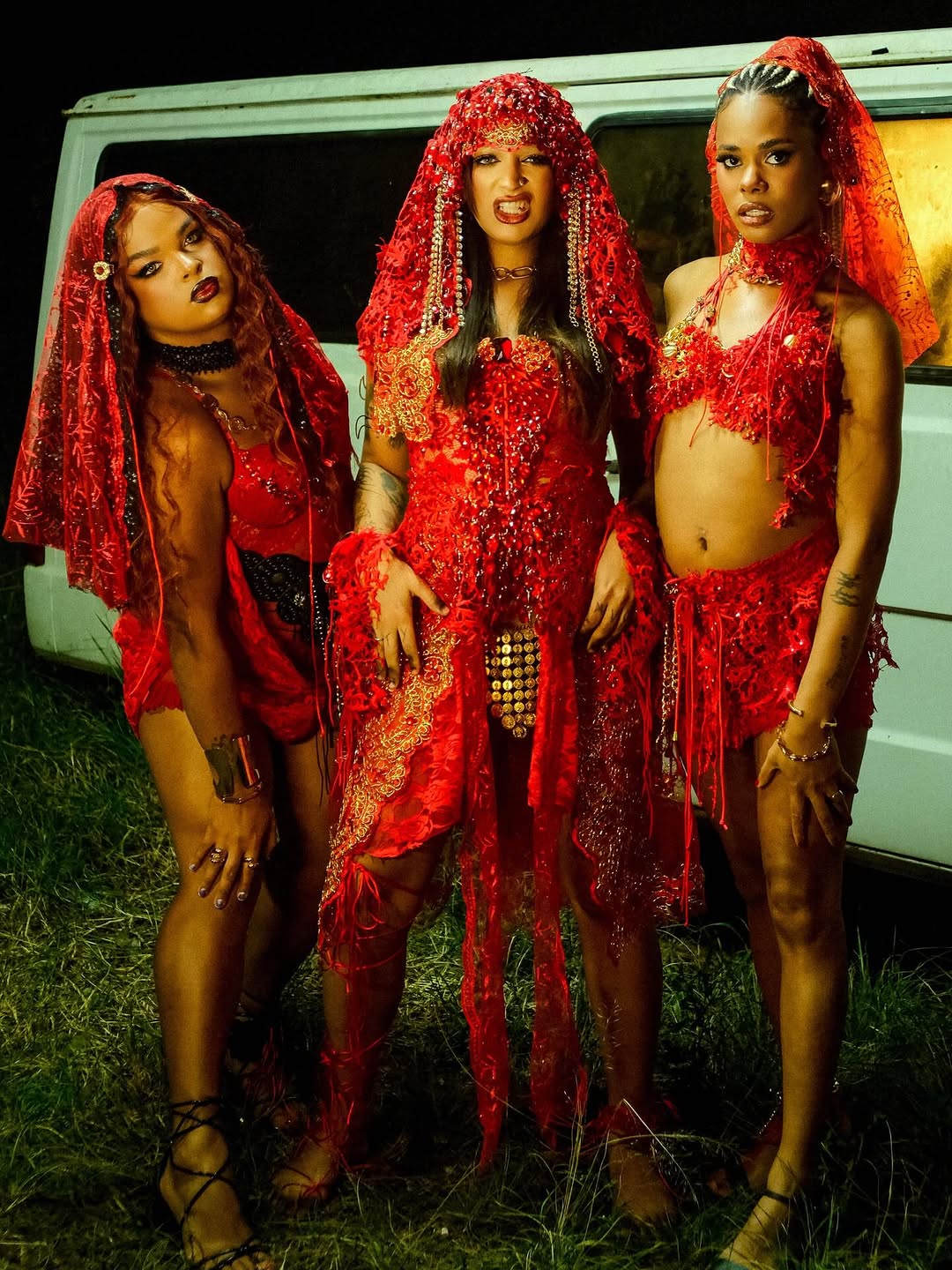 Beauty Barb Twoo para o Clipe Bipolar @afroboneca 💞

Uma produção: @doispontos_
Direção Geral: @vitinallencar
Direção Criativa: @afroboneca e Vitin Allencar
Produção Executiva: @arrivabenebruno
Direção de produção: @lucca_velozo
Direção de Fotografia: @rgnld
Direção de Arte: @juhfguedes
VFX e Motion: @izangar
Artistas: @afroboneca @katydavoz @palladinoproibida @degoncerabetao
Styling Isma: Abraaogarcia_
Assist. Styling Isma: @Fel1peferraz_ Hair Isma: @jennyblooom
Make Isma: @anddywilliams
Make 