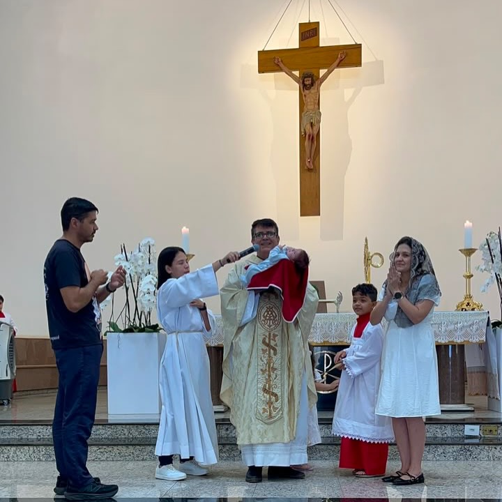 O nosso vigário Padre Marcos conhecendo, abençoando e apresentando o José Luís, com 40 dias, à nossa comunidade nesta missa tão linda que celebramos Corpus Christi. Ter a minha família, meus quatro filhos servindo e amando o Senhor desde tão pequenos é a maior gratidão a Deus por tudo dentro do meu pequeno coração, de uma mãe apaixonada por tudo isso nesta santa comunhão!

O Padre Marcos celebrou a minha Primeira Eucaristia quando ele foi pároco nesta mesma Catedral há quase 30 anos atrás, turma