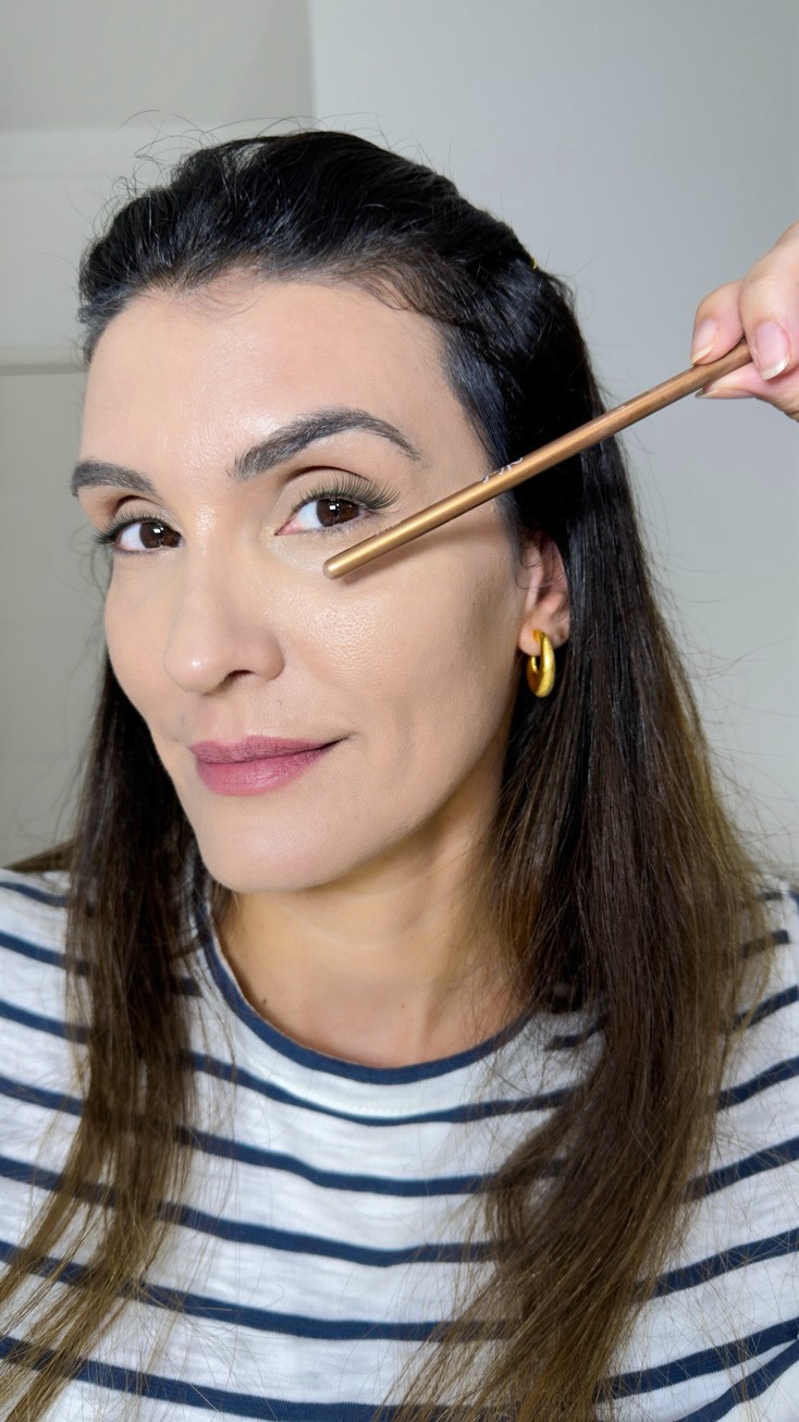 Tbt de hoje com esse #truquesdemaquiagem para tirar excesso de corretivo da região das #olheiras e aí quem aprendeu e faz assim ? Para mais dicas me sigam !! 
.
.
.
#pelemadura #makeuphack #pelemaduramakeup