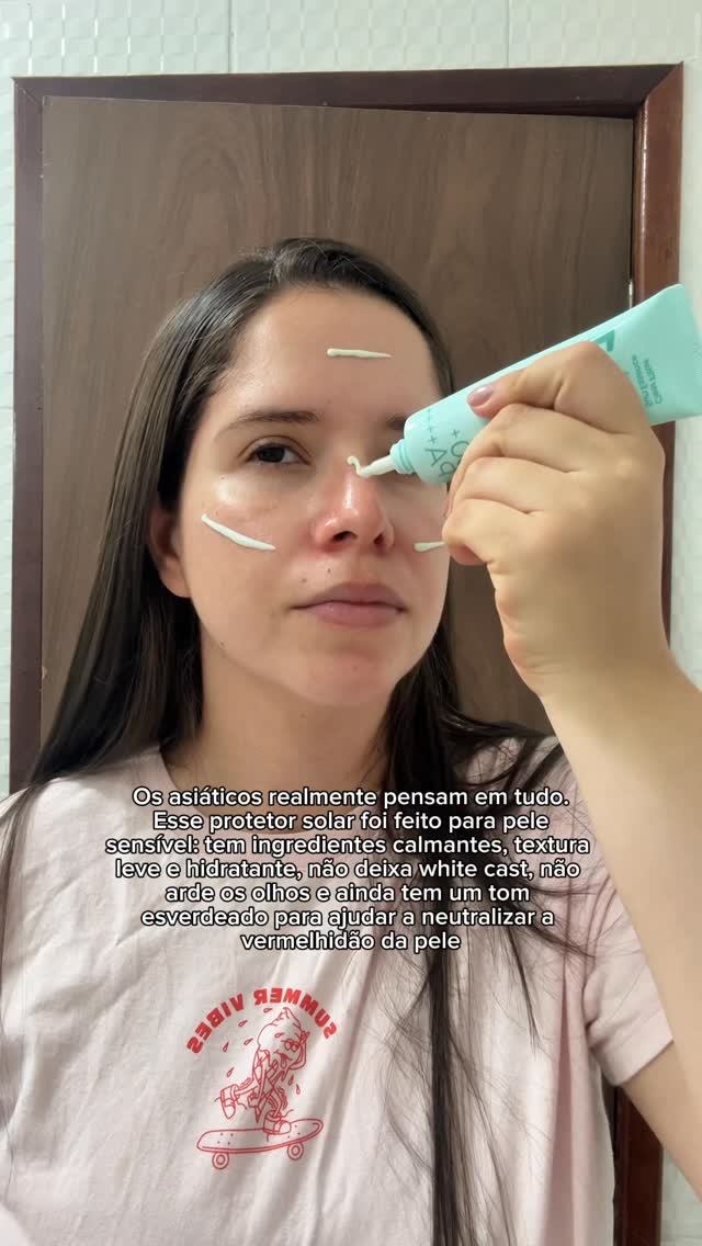 Os asiáticos realmente pensam em tudo quando fazem um protetor solar 👀✨

O Numbuzin No.1 Clear Filter Sun Essence foi desenvolvido especialmente para pele sensível e com vermelhidão

Além da alta proteção solar SPF50+ PA++++, ele combina ingredientes calmantes como centella asiática, heartleaf e alcaçuz para ajudar a deixar a pele mais confortável ao longo do dia

Ele tem um tom esverdeado que ajuda a neutralizar visualmente a vermelhidão da pele.

✨ Não deixa white cast
✨ Não arde os olhos
✨ T
