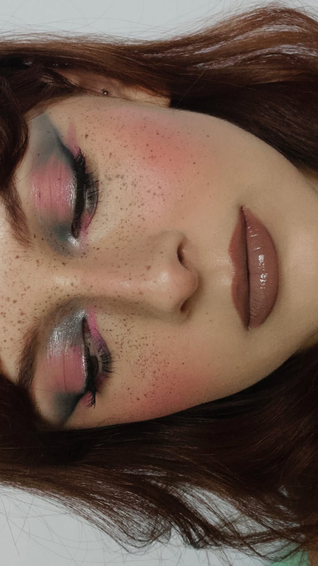 maquiagem com uma combinação de cores que eu amo: rosa e cinza! 

produtos usados:
lápis colour kajal cor 12 @kikomilanobr 
BT Velvet cor tea rose @linhabrunatavares 
quarteto de sombras cor Black Jasmine @kaleidosmakeup 
paleta de sombras ROXA @natashadenonabeauty 
stick brilhoso cor diva @vic_beaute 
iluminador Diamond Bomb @fentybeauty
máscara de cílios rockstar @rabanne 
mono blush cor Dreamwalk @kaleidosmakeup 
blush em pó cor Rubor Rosa Rosadinlex @quemdisseberenice 
gloss cor Stranger @ka
