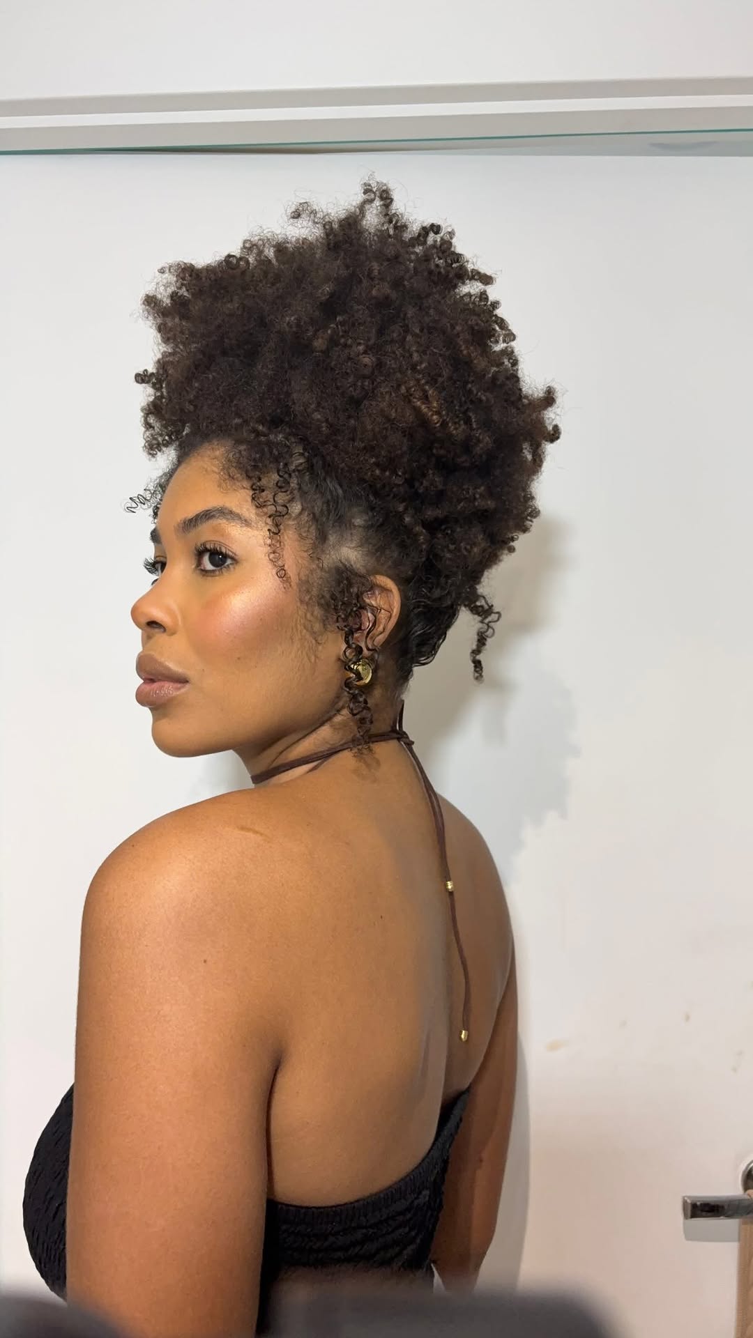 O último vídeo que eu postei de outfit usando esse penteado vocês me pediram muito pra gravar, e é uma ótima opção para um evento mais formal ou aqueles dias que você quer fazer algo diferente no seu cabelo crespo. Me diz aí divass se vocês gostaram 🌟