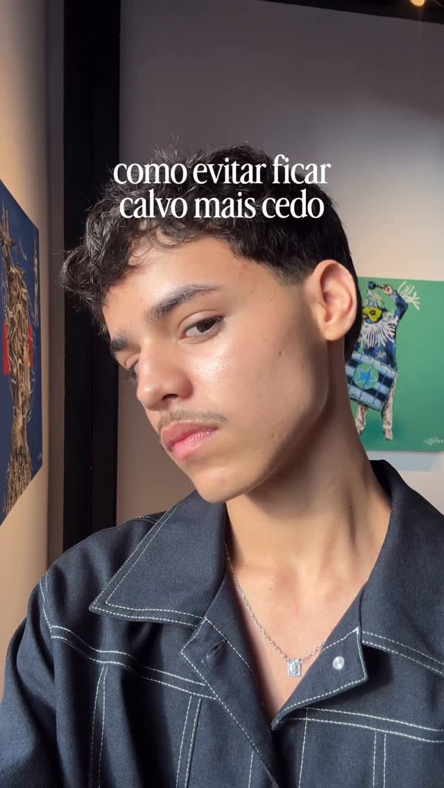 esses hábitos podem acelerar a queda do seu cabelo🧑🏻‍🦲‼️:

- Banho muito quente:resseca e irrita o couro cabeludo. Prefira água morna.
- Uso de boné sujo por muito tempo: favorece oleosidade, fungos e inflamações. Mantenha sempre limpo.
- Poucas horas de sono e muito estresse: podem aumentar a queda capilar. Priorize descanso e qualidade de vida.
- Dormir com o cabelo molhado: favorece a proliferação de fungos e pode aumentar a quebra dos fios.

Mas atenção‼️: esses hábitos não causam calvíci