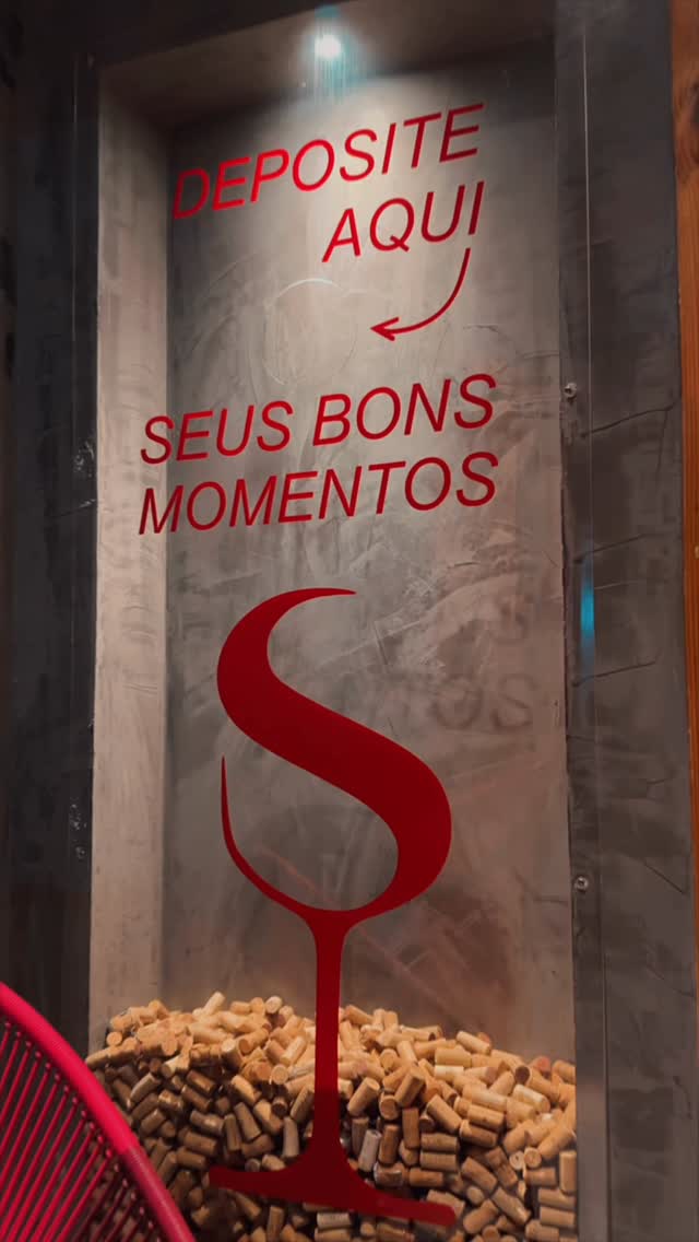 Alguns lugares vão muito além da comida e da bebida.

O Sacra Rolha foi uma dessas descobertas. Um ambiente cheio de personalidade, história e cuidado nos detalhes, que torna a experiência especial do início ao fim.

E um agradecimento especial ao Igor (@itsommelier) sommelier da casa, que transformou a noite em uma verdadeira aula sobre vinhos e harmonização, com conversas que mudam a forma como você aprecia uma taça e que provavelmente vão ser lembradas por muitos anos!

Saí de lá entendendo q