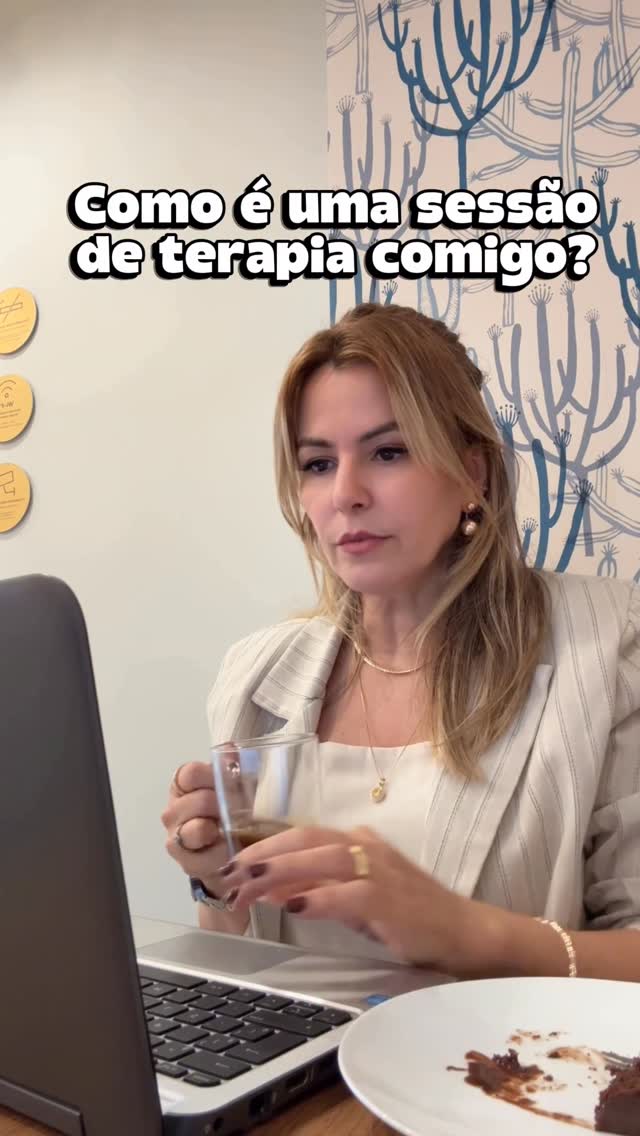 Antes de qualquer técnica, existe um encontro (on-line ou presencial).

Um espaço seguro onde você pode chegar exatamente como está.

Sem precisar ser forte.
Sem precisar saber explicar tudo.
Sem precisar ter certeza do que sente.

Nossa sessão começa com você sendo ouvida de verdade.

Sem pressa.
Sem julgamentos.
Sem um roteiro rígido.

Você pode falar sobre suas dores, seus medos, seus relacionamentos, suas inseguranças, suas perdas, seus sonhos ou simplesmente sobre aquilo que está pesando ag