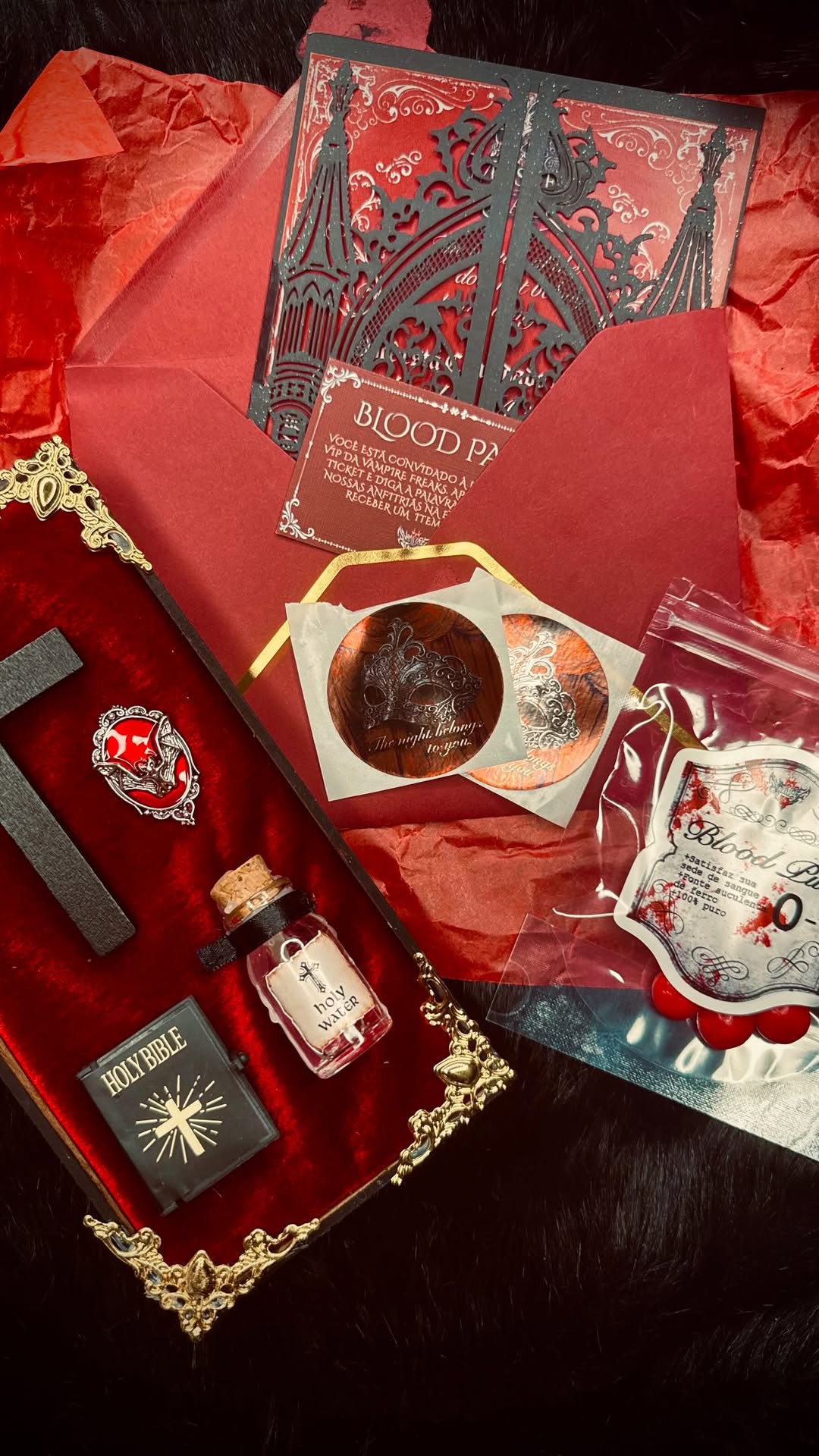 Eu recebi uma caixinha de mimos da @xvampirefreaks e eu AMEI, tô apaixonada! Esse cuidado todo, desde a embalagem até os convites são incríveis, eu tô MUITO animada gente, já estou contando as horas ♥️🍷🩸 muito obrigada por essa dedicação e cuidado, incrível demais 🖤 Lembrando que já está dando soldout e vocês vão deixar de curtir esse baile? Não fica de fora! Mais detalhes no perfil da festa e tenho um cupom de desconto: beatizzy 
Aguardo vocês nessa noite mágica ♥️
.
#vampirefreaks #asmr #ae