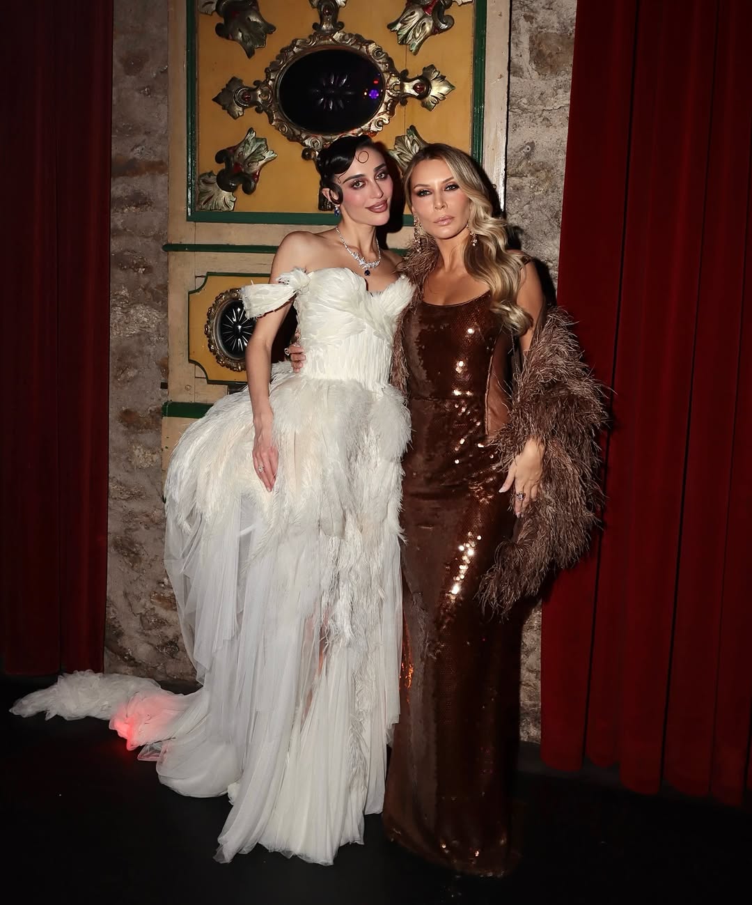 OLD PARIS SOIRÉE 🎪

No words para a noite de ontem meus amores, que alegria estar vivendo cada segundo dessa fase linda com vocês, i can't wait for tomorrow @elisazarzur @xnegrao