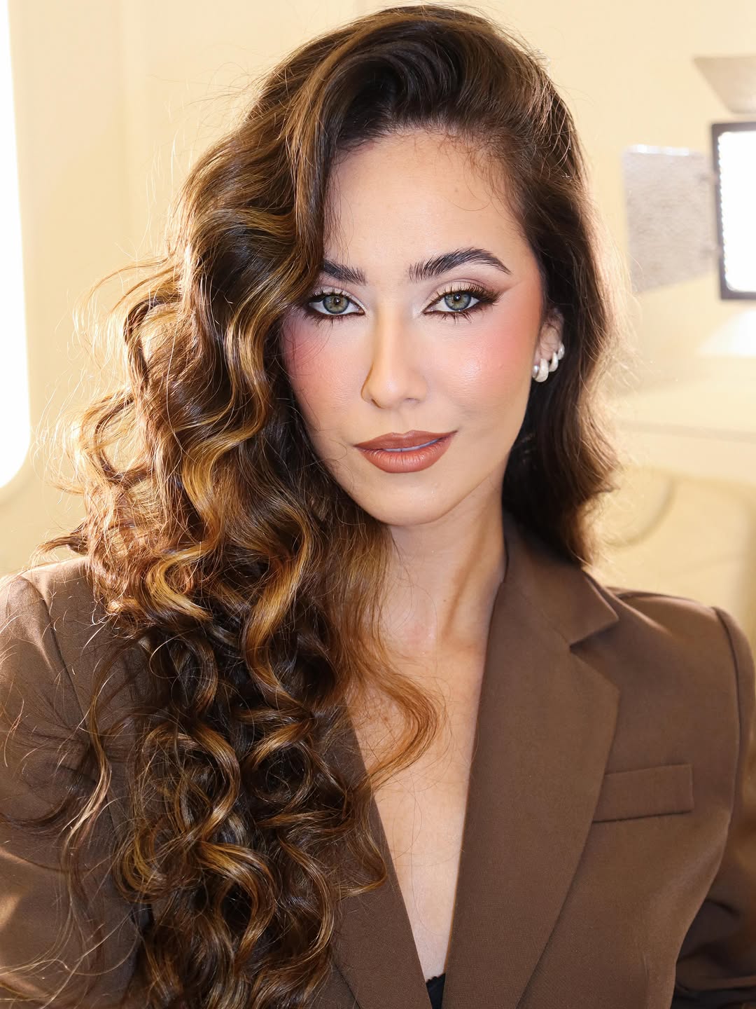 brown is the new black. 🤎

sombras @bitarrabeautyoficial 
lápis marrom @alycegontijobeauty 
máscara marrom @jasmyne_oficial 

#makeup #makemarrom #rimelmarrom #recife