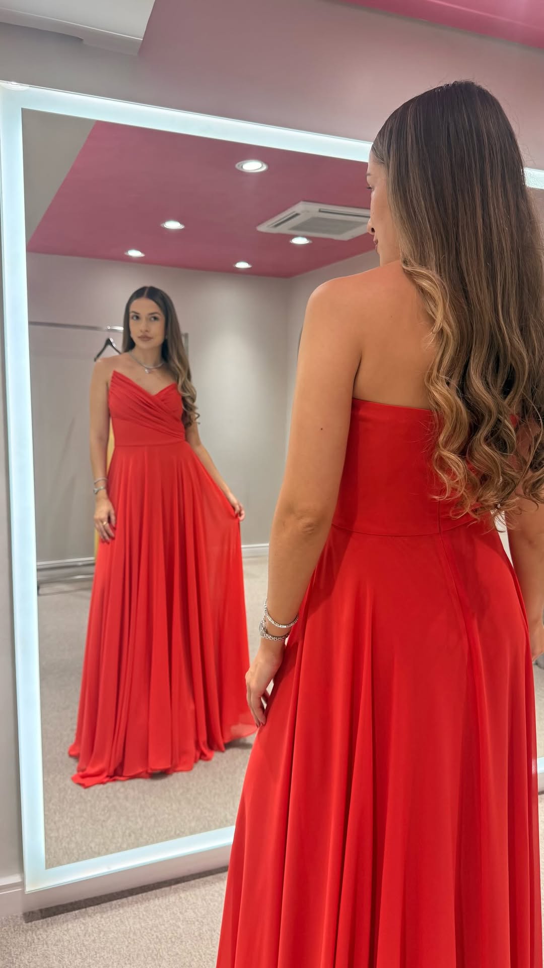 Sabe aquela loja que resolve TODOS os seus looks de festa? ✨ @vestidoteca 

Encontrei a Vestidoteca e estou simplesmente apaixonada! Além dos vestidos serem lindos, o caimento é impecável e vestem super bem. 

E o melhor: tem opções tanto no atacado quanto no varejo, além de poder comprar nas lojas físicas ou online 🛍️✨

.
.
.
#madrinhadecasamento #vestidodefesta #atacado #vestido #bomretiro