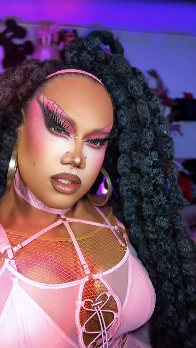 1 dia de orgulhoooo!!
Look: @boldstrap 
Hair: @magicbynaomi 
Bolsa: @sejaicona 

#dragqueen #lgbt #makeup #fashion #bubblebraids