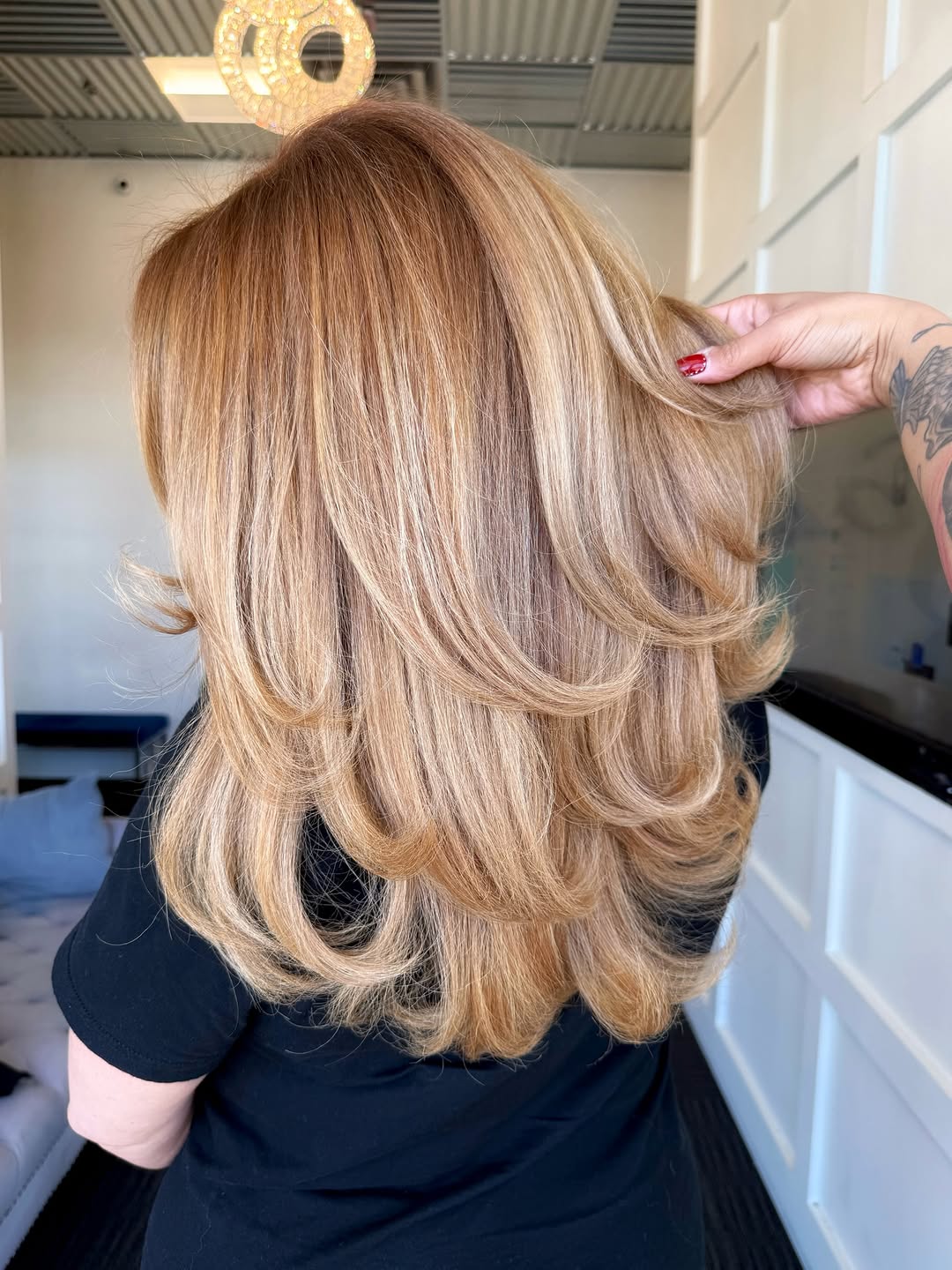 ✨🤍🍯 HONEY CRÈME BRULEE 🍯🤍✨

warm, creamy, and dripping in dimension. 
she’s absolutely stunningggggg don’t you agree?! 😍🤌🏼

• color @redken @redkenpro 
• color tools @productclub @pinkpewter @cooboard 
• styled with @milkshakeusa @alkalibeauty @designmehair 
• styling tools @jrlusabeauty @oliviagarden_int @ergostylingtools 
.
.
.
.
.
#connecticuthair #cthairstylist #dimensionalblonde #blondespecialist #blondehair