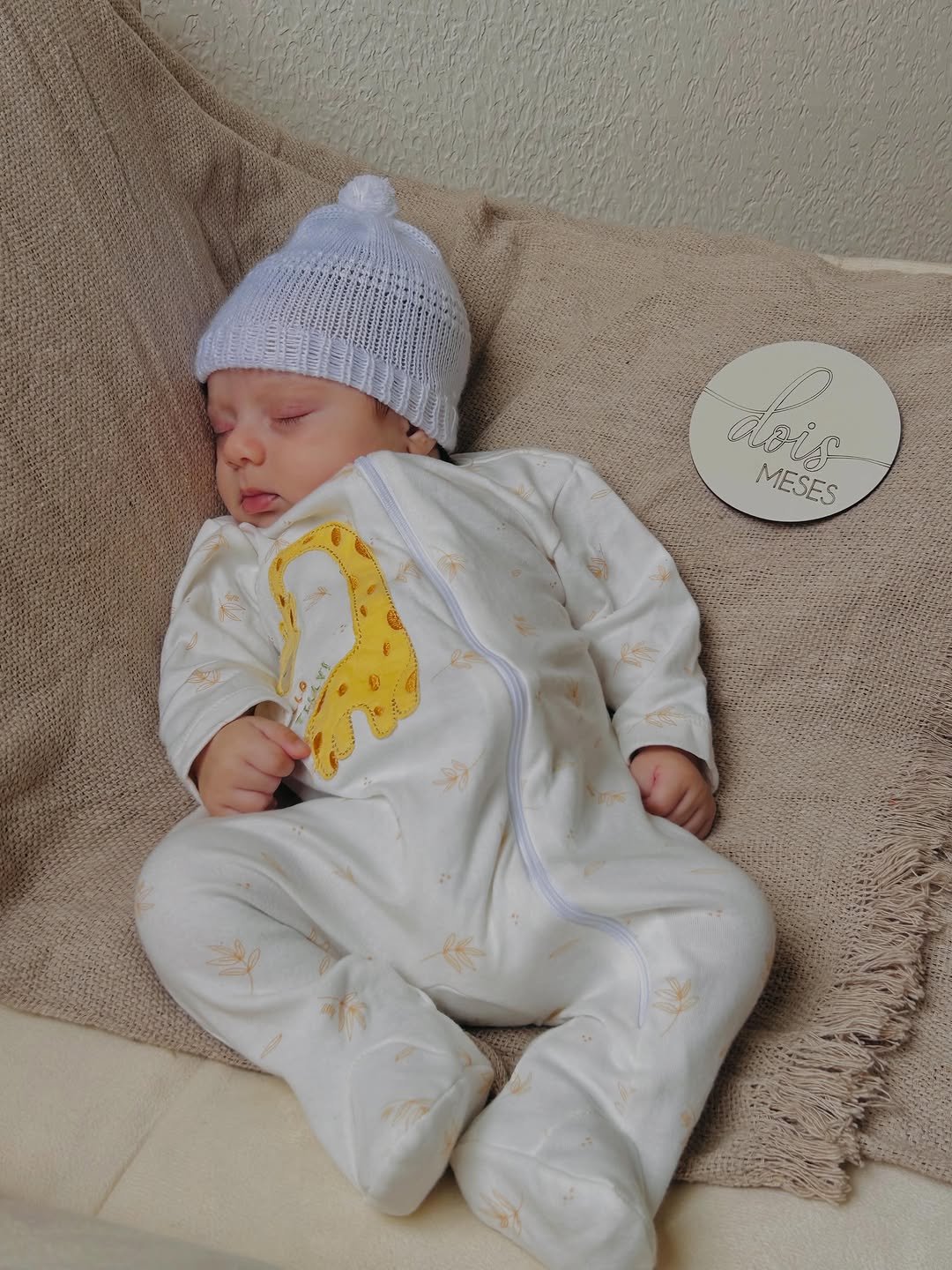 2 meses💛🦒

Há 2 meses você chegou para transformar nossas vidas e encher nossos corações de um amor infinito. Cada sorriso, cada olhar e cada descoberta sua fazem nossos dias mais felizes e cheios de significado.

Dante significa “duradouro”, “constante” e “perseverante”, características que já tornam sua história única desde os primeiros dias de vida.

Feliz 2 meses, Dante! Que sua vida seja tão bonita e especial quanto o significado do seu nome. Você é o nosso maior presente e a nossa maior 