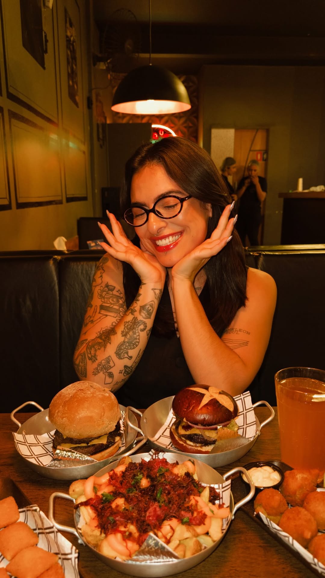 Fui conhecer a hamburgueria da série Peaky Blinders em Vicente Pires e eu amei! 🍔🔥

Experimentei os hambúrgueres Finn Shelby e Peaky Blinder, além da batata rústica com carne e cheddar, coxinha de linguiça, crispy de queijo gouda e sodas italianas para acompanhar.

Sinceramente? Tudo estava uma delícia e o ambiente temático deixa a experiência ainda mais divertida.

Se você ainda não conhece, vale a pena fazer uma visita. 

#VicentePires #Hamburgueria #Brasilia #Gastronomia