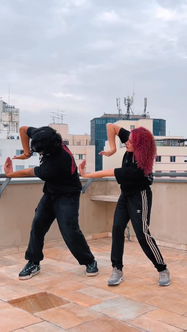 collab relâmpago deles 🔥 o que pegou fogo foi os neurônios 💆‍♀️💆‍♂️

🎧 FYA @bts.bighitofficial 
🧠 @uedacreate @maki.png 
#tutting #bts #fya
