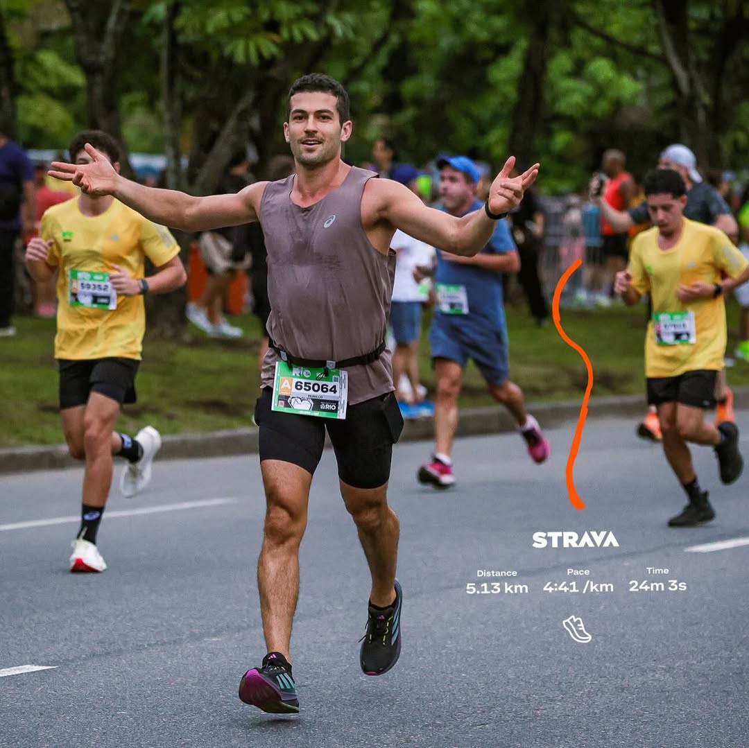 5 km — Maratona do Rio de Janeiro 2026 • 🙏🏽💪🏽

Esse dia ficará marcado na memória: o primeiro dia desse grande festival de corrida na cidade do Rio de Janeiro.

A ideia era ir com calma, guardar as pernas e preservar energia para as próximas distâncias. Mas a energia desse lugar é diferente — contagia, emociona e faz a gente querer ir além.

Muita gente, muita alegria, muita vibração positiva. Que evento, que momento!

Só tenho a agradecer por ter saúde e a oportunidade de viver tudo isso.

