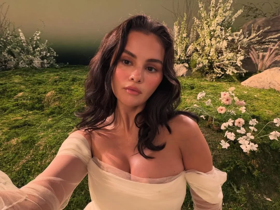 PERFEITA! @selenagomez: "Algo muito, muito legal está acontecendo na Rare Beauty." - (Via Instagram)
_
• Nossa de mídias: @psbramedias
#selenagomez #selenators #ISaidILoveYouFirst
