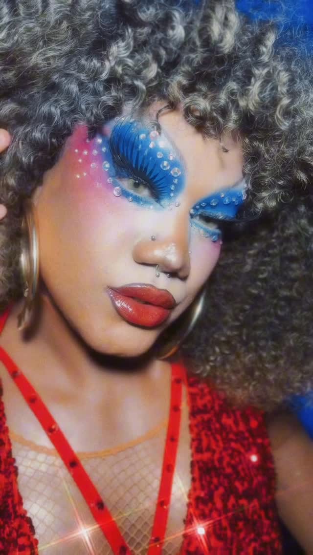 2 dia de pride, uma vibe disco pra @festavhs quem amou?
Casaco: @salome_abdala 
Hair: @vervska 
Brincos: @carlospenna.design 
#dragqueen #lgbt #disco #70s