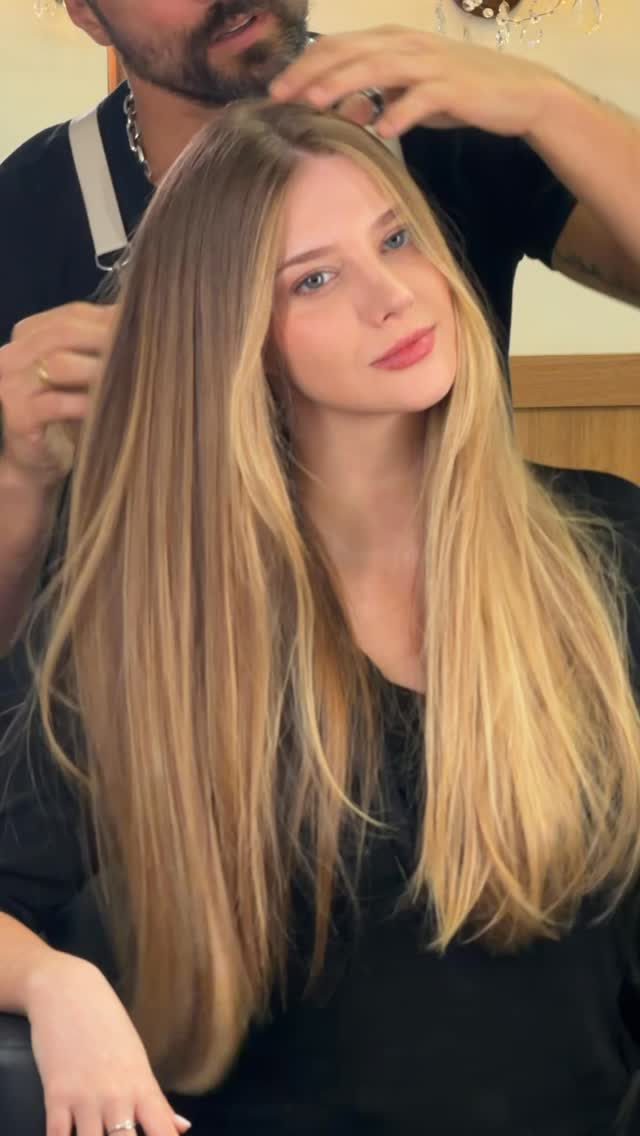 Cabelo retocado pelo melhor! @yuriassuncao_art 
Fizemos mais luzes no comprimento e moldura, deixando a raiz natural :) Corte reto com leves camadas só na frente. 💇🏼‍♀️🤍 

#hair #haircare