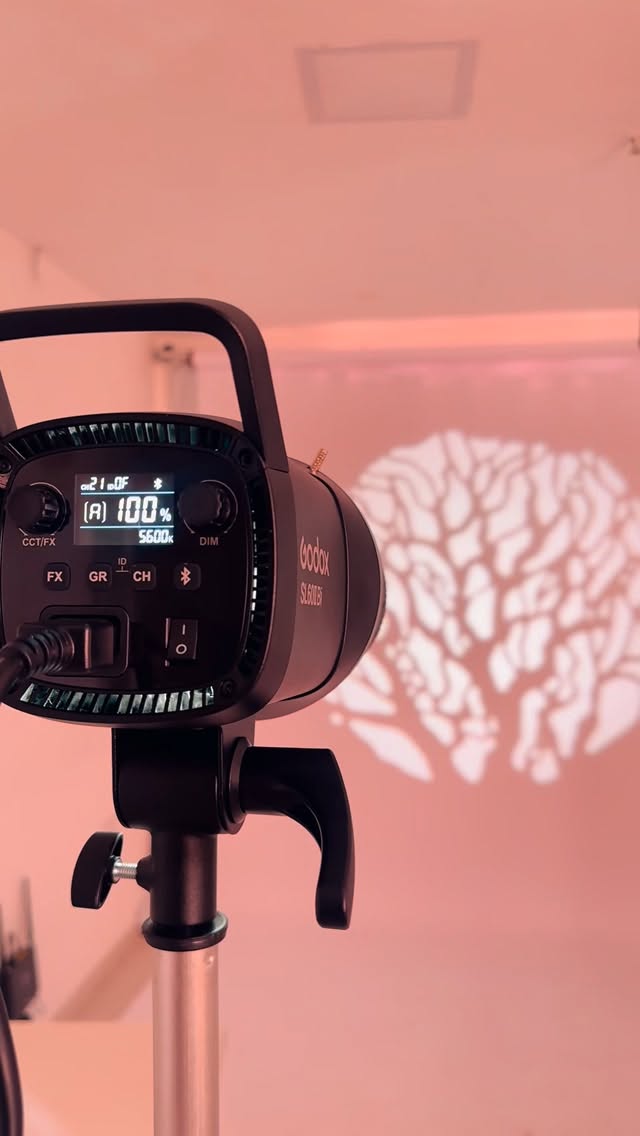Tocha + Snoot = TUDOO 
Mais um passo para elevar a qualidade dos nossos ensaios e produções. @estudio.1225 🤍

A iluminação certa faz toda a diferença no resultado final, valorizando cada detalhe e trazendo ainda mais profissionalismo para as imagens.
Equipamento novo, mais possibilidades criativas e ainda mais qualidade para nossos clientes.