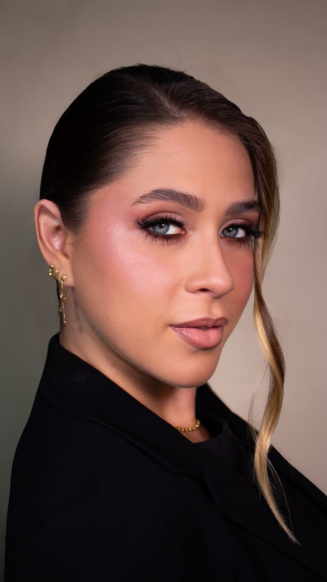 Maquiagem rosinha! Quem quiser saber os produtos usados, escreva nos comentários.
penteado @alicebernarde_