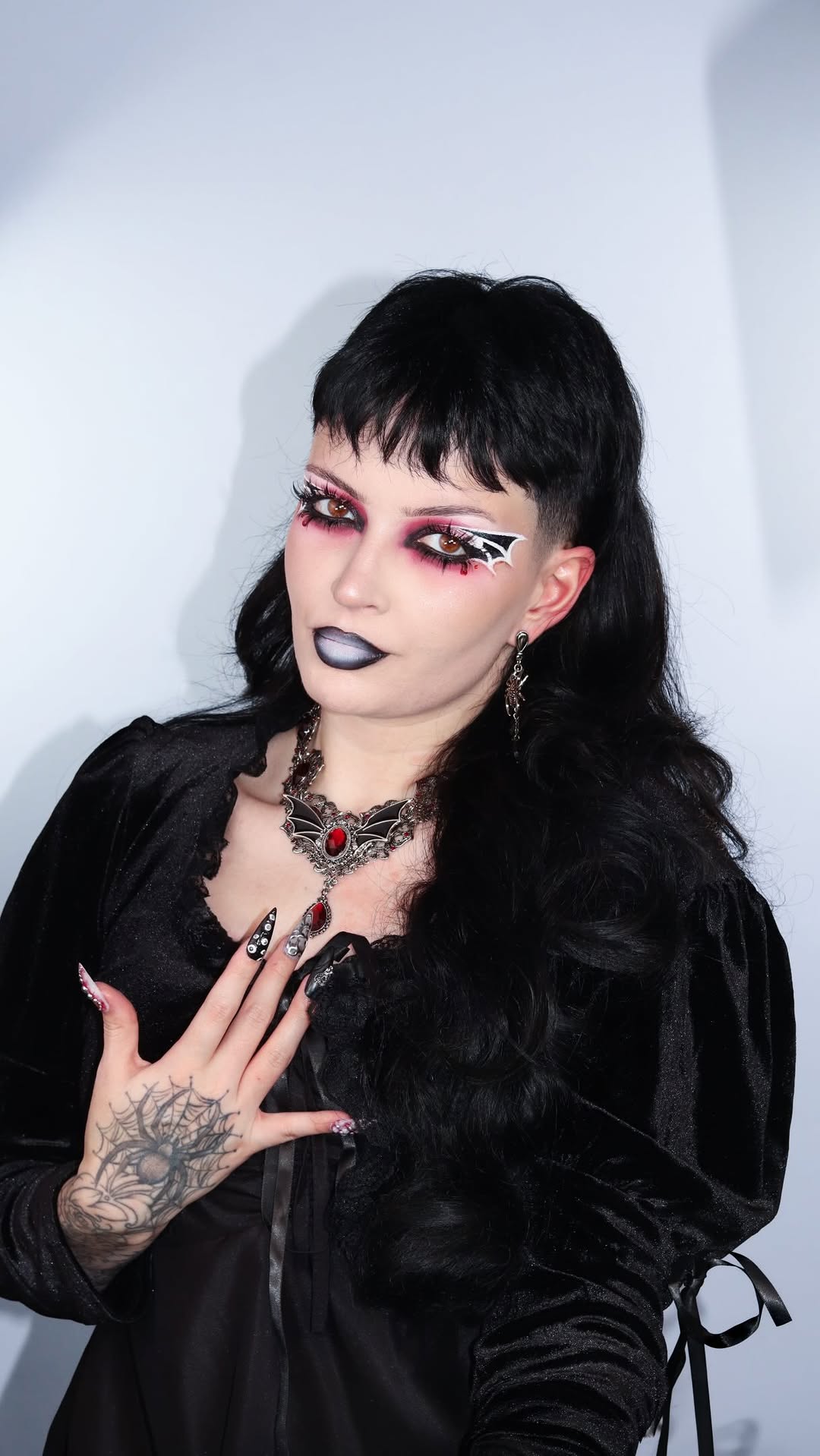 JOIN ME IN DEATH 🧛🏻‍♀️🦇 
Essa make vampirona merecia uma #transição 

Colar: @ladydark_store (Carmilla) 
Unhas: @gitzelnailart 
#maquiagem #trend