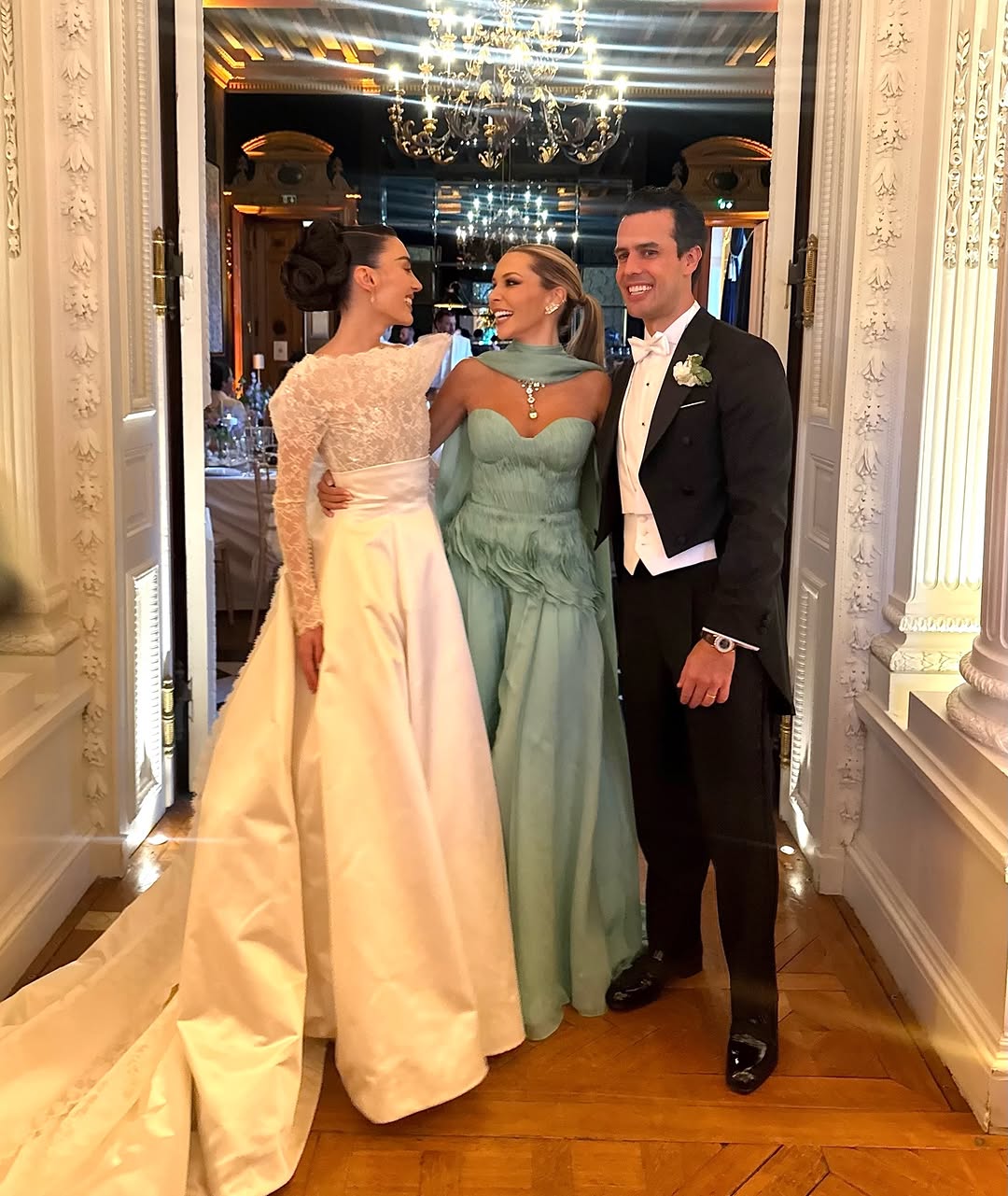HAPPILY EVER AFTER

Meus amores, que alegria tudo que vivemos por aqui nesses dias mágicos, é uma honra para mim ter sido madrinha de vocês e acompanhando vocês em cada fase, estarei sempre aqui para tudo @elisazarzur @xnegrao
