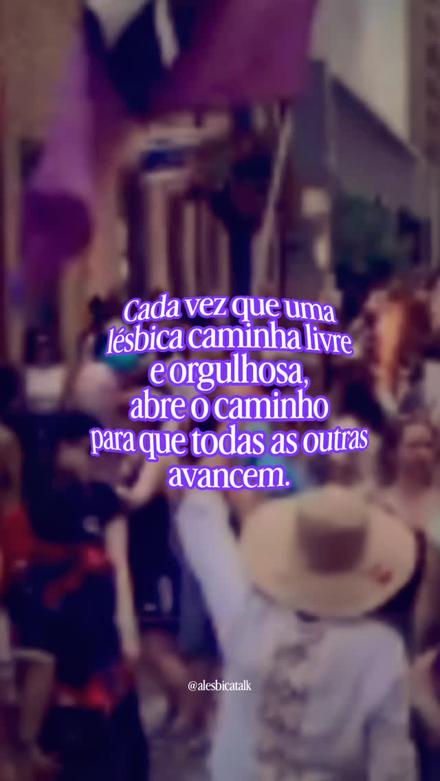 Sempre que vejo uma de nós de mãos dadas na rua, sem medo, sinto um nó se desfazendo no peito. É que amar, para nós, nunca foi uma escolha simples; no Brasil, nossa existência sempre precisou de uma coragem miúda, cultivada no silêncio dos quartos e na cumplicidade dos olhares.

Hoje, a nossa caminhada ganha um ritmo ainda mais urgente. Estar na rua é o nosso primeiro abraço, o nosso manifesto vivo. Mas sabemos que o chão seguro que construímos juntas com o corpo também precisa ser protegido com