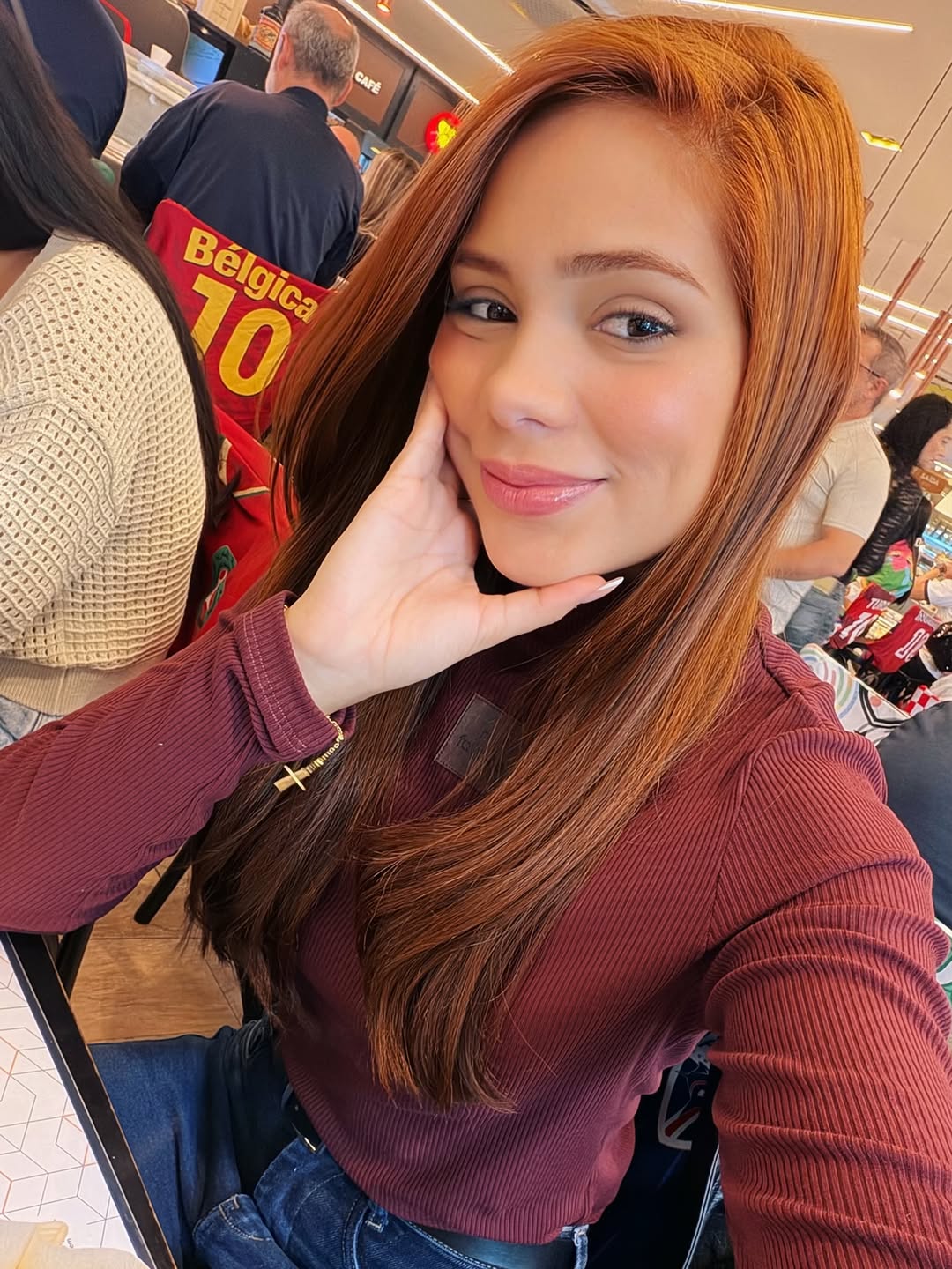 Hoje não tem foto perfeita, produção elaborada ou legenda ensaiada. Porque, às vezes, aniversário não é sobre mostrar. É sobre sentir e hoje acordei com esse sentimento. 

É sobre parar por alguns minutos e perceber o quanto a vida aconteceu. Quantas vezes eu precisei ser forte quando ninguém viu. Quantas vezes recomecei mesmo com medo. Quantas vezes chorei, sorri, me perdi e me reencontrei.
Hoje eu não celebro apenas mais um ano de vida. Celebro a menina que sonhava, a mulher que estou me torna