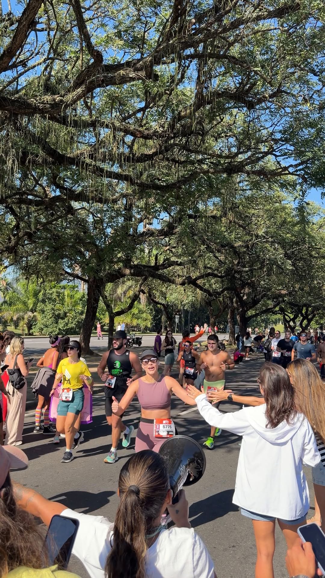 Eu não pensei que amaria tanto viver a @maratonadoriooficial! 🌟

Foram 4 dias torcendo, vibrando e me emocionando por atletas profissionais e amadores que abraçaram o desafio de calçar um tênis e sair pra correr. Que provas lindas!!!!

Hoje fechamos com chave de ouro, torcendo pelos maratonistas no km 37. Não dá pra descrever a energia!

Nos despedimos do Rio com um sorriso largo no rosto e a pergunta: quem vem com a gente no ano que vem? 👀🤩