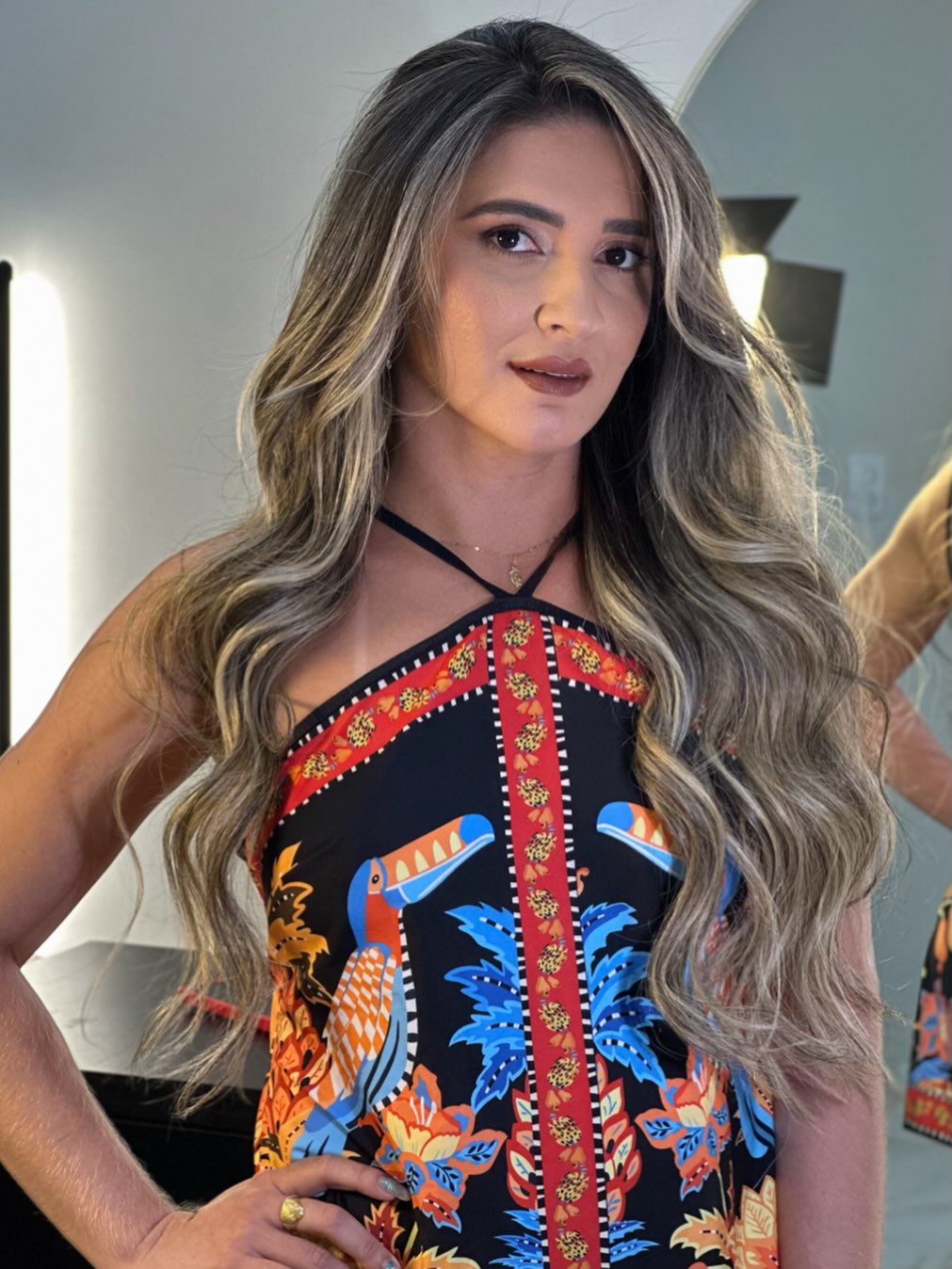 ✨ O equilíbrio perfeito entre brilho e naturalidade. Um loiro elegante que realça os traços, ilumina o visual e transforma a autoestima. 🤍

Make: @danedias_b 
Hair: @lucasmarquesacademy @lucasmarquesbeauty
