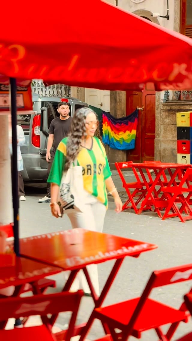 A gente foi até a Lapa gravar e voltou com uma certeza:

tem algo no Rio que deixa tudo mais bonito.

Talvez seja a luz. Talvez seja a energia. Talvez seja o gloss da Nina e o blush no lugar certo. ✨🇧🇷

Com a Copa chegando, a gente entrou ainda mais nesse clima que mistura cor, movimento e beleza sem esforço.

Look by @boutiqueversat