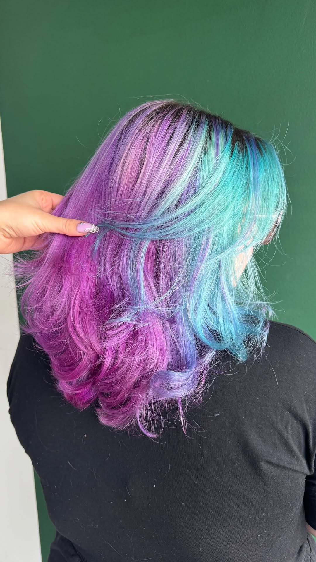 BORA CORTAR MEU CABELO COMIGO? ✨💇🏻‍♀️

Enjoei do meu corte antigo e resolvi mudar. Falei para a @lets.haiir que queria um corte mais curto e ela disse “BORA”

Se você quer ficar com cabelinho lindo, com um corte bem a sua cara, corre pra agendar com a Let porque a agenda dela tá BOMBANDO, viu?? 

Bora cortar essas madeixas, meu povo! 

#newhair #juizdefora #haircut #cabelereirajf #parceria