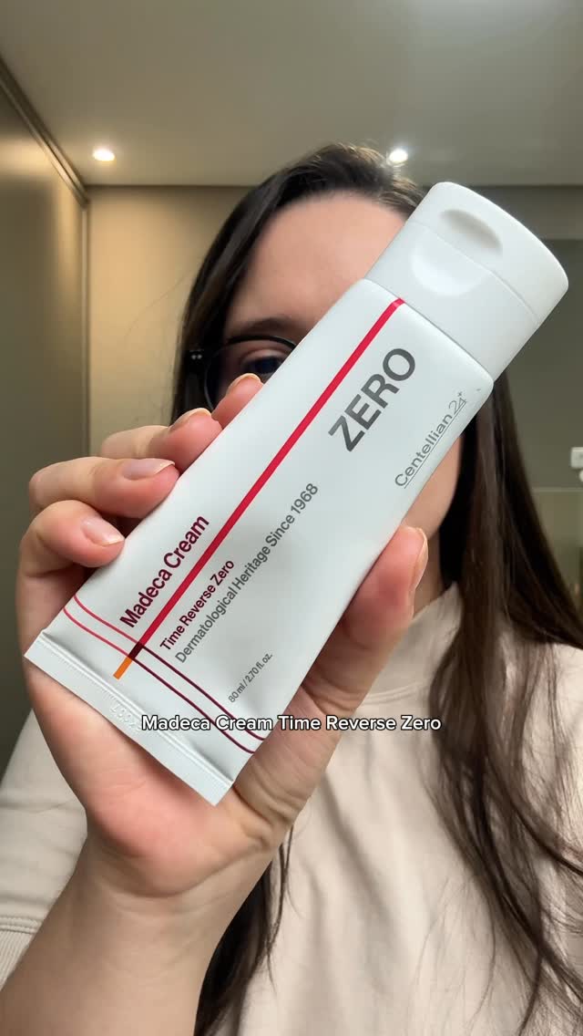 Você já ouviu falar da Centellian24? 👀✨

Por trás dessa marca existe uma história que começa muito antes do skincare. Tudo começou com os estudos da Dongkook Pharmaceutical, farmacêutica coreana fundada em 1968 e criadora do Madecasol, um dos cicatrizantes mais conhecidos da Coreia.

Décadas depois, toda essa experiência em reparação da pele deu origem à Centellian24 e à linha Madeca Cream, que já vendeu mais de 95 milhões de unidades.

O Madeca Cream Time Reverse Zero traz 30.000 ppm de Blue A