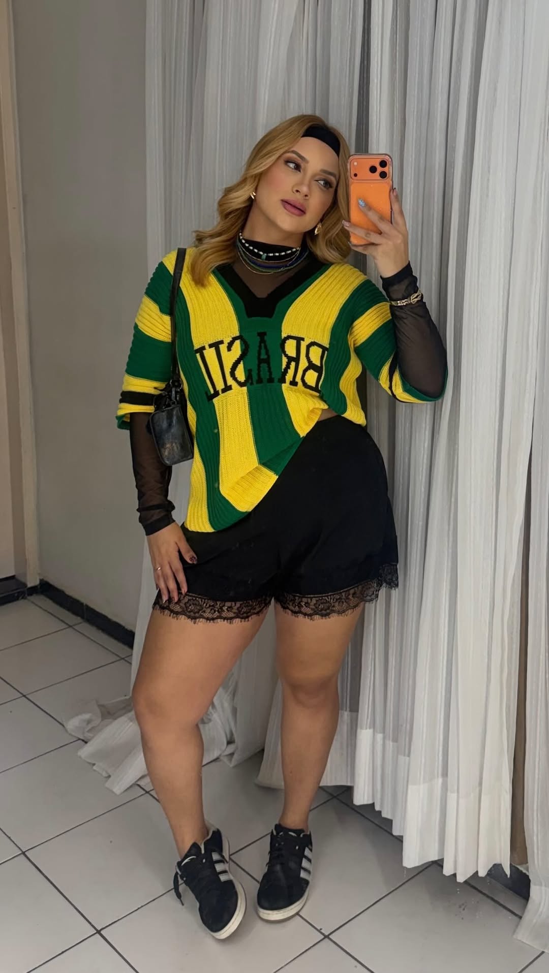 Eu indo assistir o jogo sem saber nem o que é escanteio, porém o look 💅🏼🇧🇷
.
.
#futebol #brasil #camisadobrasil #copa2026 #copadomundo