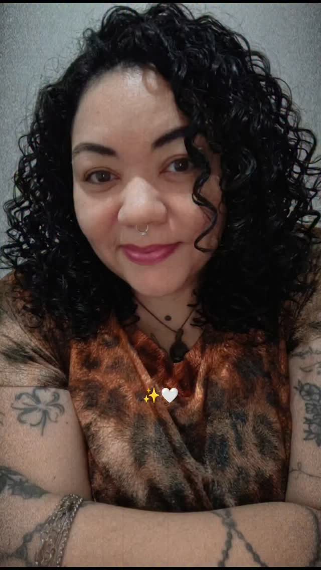 A beleza de verdade aparece quando a gente aprende a se sentir bem sendo exatamente quem é. 🌻✨

#Autoestima #CachosPerfeitos #Cacheada #CabelosCacheados