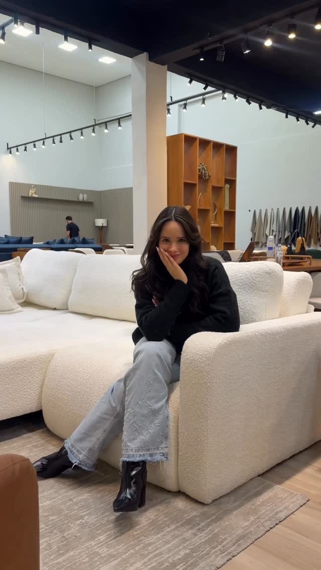 Vamos trocar de sofá!!🙌🏻🛋️

E a loja que encontramos o nosso sofá dos sonhos, é a @casacedrointeriores ✨🖤

Eu vou mostrar o escolhido quando ele chegar aqui em casa🏠

Mas enquanto isso, quero saber a opinião de vocês! Qual você escolheria?🛋️