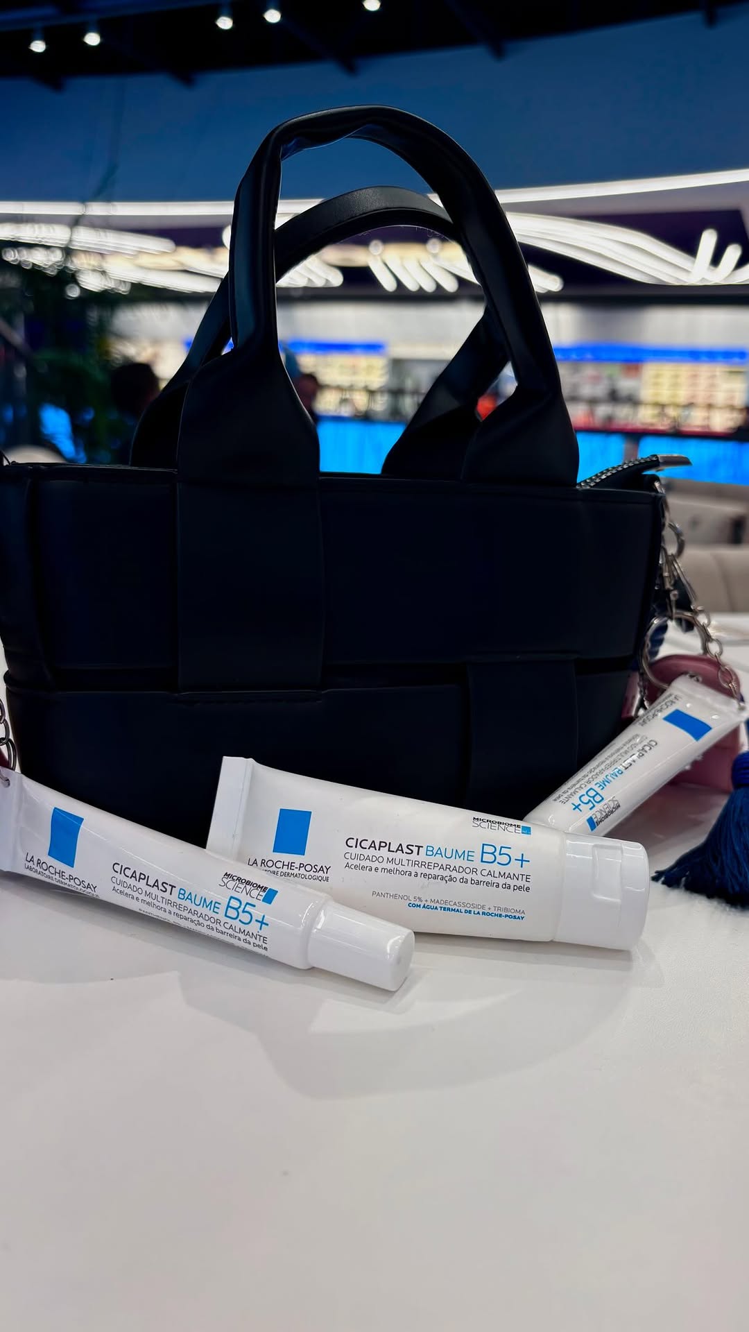 Minha primeira Parada LGBTQIAPN+! 🌈✨

Antes da make, não abro mão do Cicaplast Baume B5+ da @larocheposaybr . Com um dia cheio como o de hoje, gosto de deixar a pele bem cuidada e hidratada, preparada para tudo que vem por aí. São 99 formas de uso, pronto pra qualquer situação! 

Só me preocupei em curtir esse dia tão especial e criar memórias incríveis! ✨
.
.
#cicapride #cicaplast99usos #larocheposayskincare #publi