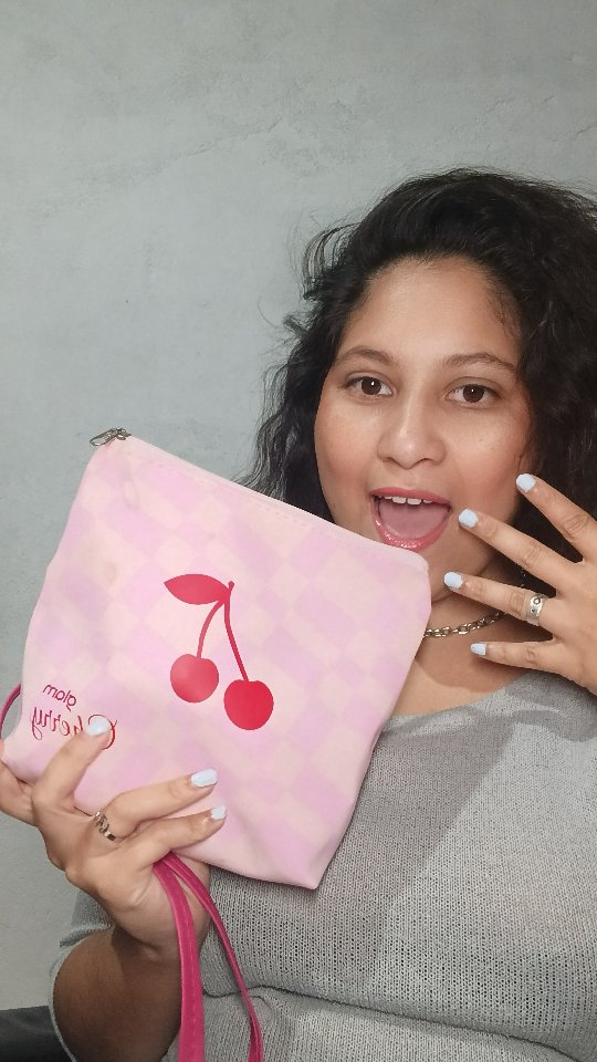 Chegou o novo lançamento da Glam beauty, inspirado na edição Cherry da glam que foi uma edição de novembro de 2025, que inclusive foi uma edição especial e devido a sua grande popularidade.
Temos esse mês o lançamento da linha Chery nutri gloss que é focada em.produtos capilares, sendo eles: shampoo, condicionador, máscara e óleo
Em alguns kits vc também pode comprar com a bolsa e eu que já tenho a bolsa, já fui garantir os meus produtos haha 

Ah e usando o cupom ANNELIMA vc garante um super de