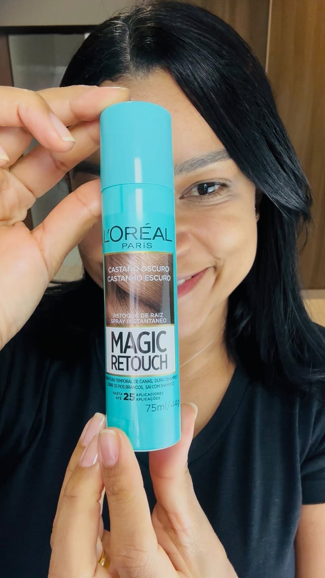 3, 2, 1… raízes retocadas como mágica ✨

Quando a raiz aparece e eu não tenho tempo para nada, o Retoque Mágico de @lorealparis resolve em segundos.

✔️ Cobre a raiz em 3 segundos
✔️ Resistente à água
✔️ Dura até a próxima lavagem
✔️ Secagem rápida

Possui 5 nuances e eu usei a versão castanho escuro. 

  3, 2, 1… e você está pronta. ✨ Quem também ama uma solução prática?

#retoquemagico #cabelolorealparis 
#publi