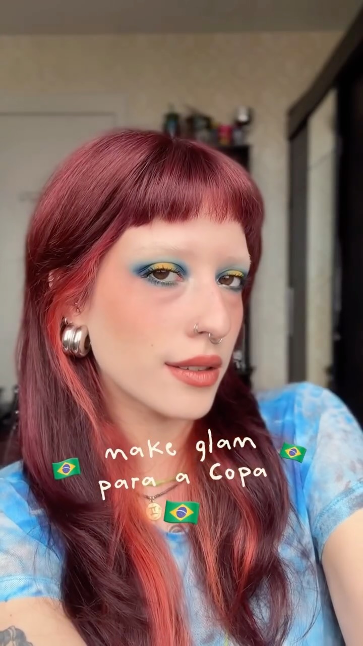 serving cunt até na torcida do futebol amor 🇧🇷🌟
tem a versão simples da make aqui no perfil tbm ✨

• paleta 30 cores @catharinehilloficial 
• lápis holográfico Aurora verde @luisance_oficial 
• máscara de cílios superfix @vult 
• batom mate velvet “brulée” @contem1g.oficial 
• gloss radiant kiss “rk40” @rubyrosebrasil 

#maquiagemcopa #brasil #copa2026 #maquiagem #tutorialdemaquiagem