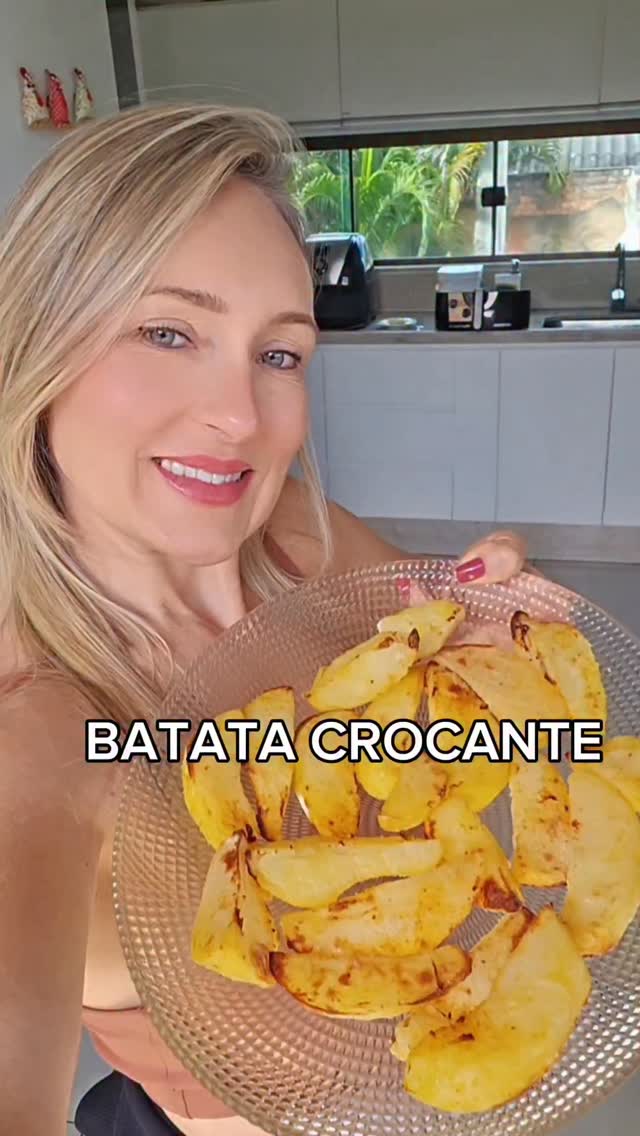 A batata é uma ótima aliada da dieta. Só não vale fritar.  Então,  pega essa receita saudável. 

A receita leva 03 batatas inglesas grandes.

PREPARO: cozinhe as batatas (não cozinhe demais) , descasque e coloque vinagre e sal.  Deixe por uns 20 minutos (dá um sabor diferenciado)

NA AIR FRYER: untar a vasilha com azeite, colocar as batatas,  polvilhar um pouco de sazon, 2 colheres de farinha de trigo e misturar .

Leve na air  fryer por 12 a 15 minutos. 
Vire, deixe por mais 12 a 15 minutos.  C