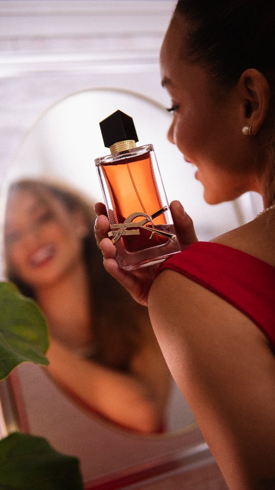 Quem aí gosta de uma novidade deliciosa? @yslbeauty entregou mais uma vez e trouxe o Libre Berry Crush 

O equilíbrio perfeito entre o frescor das flores de laranjeira e lavanda fresca, a intensidade das frutas vermelhas e creme de coco cremoso...

É aquele tipo de perfume marcante, audacioso e completamente viciante. 

Libre Berry Crush, a fragrância com sabor de liberdade.

#LIBRE #BERRYCRUSH #YSLFRAGRANCE #publicidade