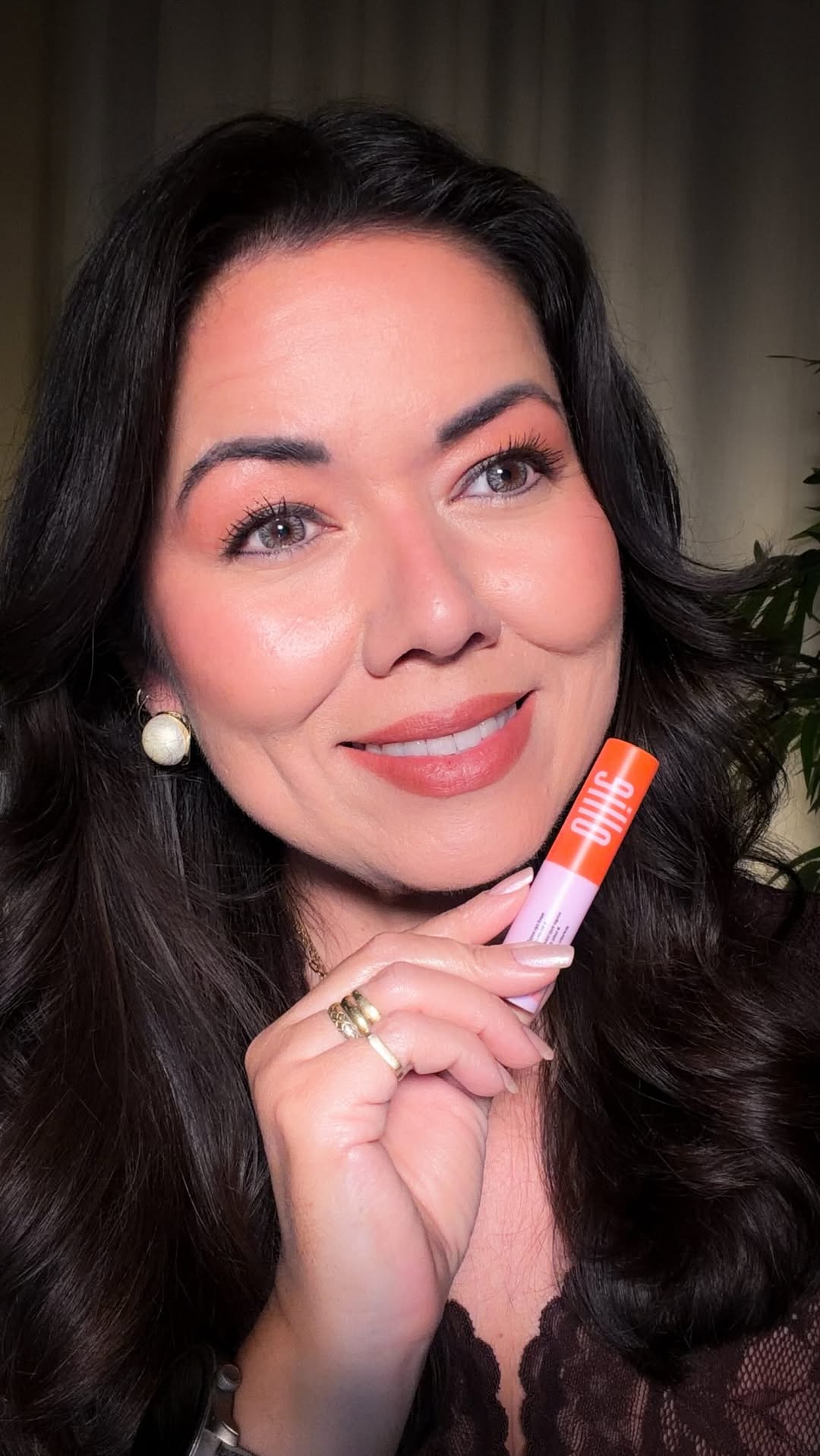 Seu corretivo craquela ao longo do dia? 👀

As vezes o problema não está apenas no corretivo, mas na preparação da pele e na escolha dos produtos.

Nesse tutorial de maquiagem para pele madura, comecei com o sérum creme ultra fluido para olhos com FPS 60 de @meuollie , que ajuda a deixar a região mais hidratada e confortável para receber a maquiagem, evitando o craquelamento.

Em seguida, usei o protetor solar em bastão cor #30 com FPS 95 e UVA 40 de @meuollie que uniformiza a pele com um acabam