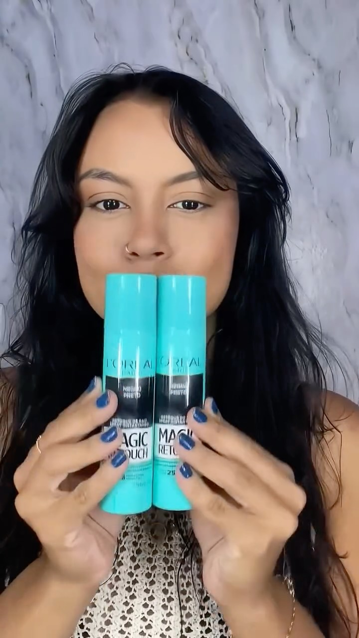 Maravilhosas não guardam segredos… então hoje vou compartilhar um dos meus 🤭✨

Sabe quando o cabelo tá sem brilho, opaco ou a raiz já começou a aparecer? O Retoque Mágico de L’Oréal Paris virou meu truque rápido pra recuperar a cor e devolver aquele brilho bonito nos fios em segundos.

Ele funciona como uma maquiagem para o cabelo, ajuda a disfarçar a raiz crescendo, cobre os fios brancos e ainda dá aquele efeito de cabelo renovado rapidinho. E o melhor: em apenas 3 segundos ✨

Eu usei a cor pr