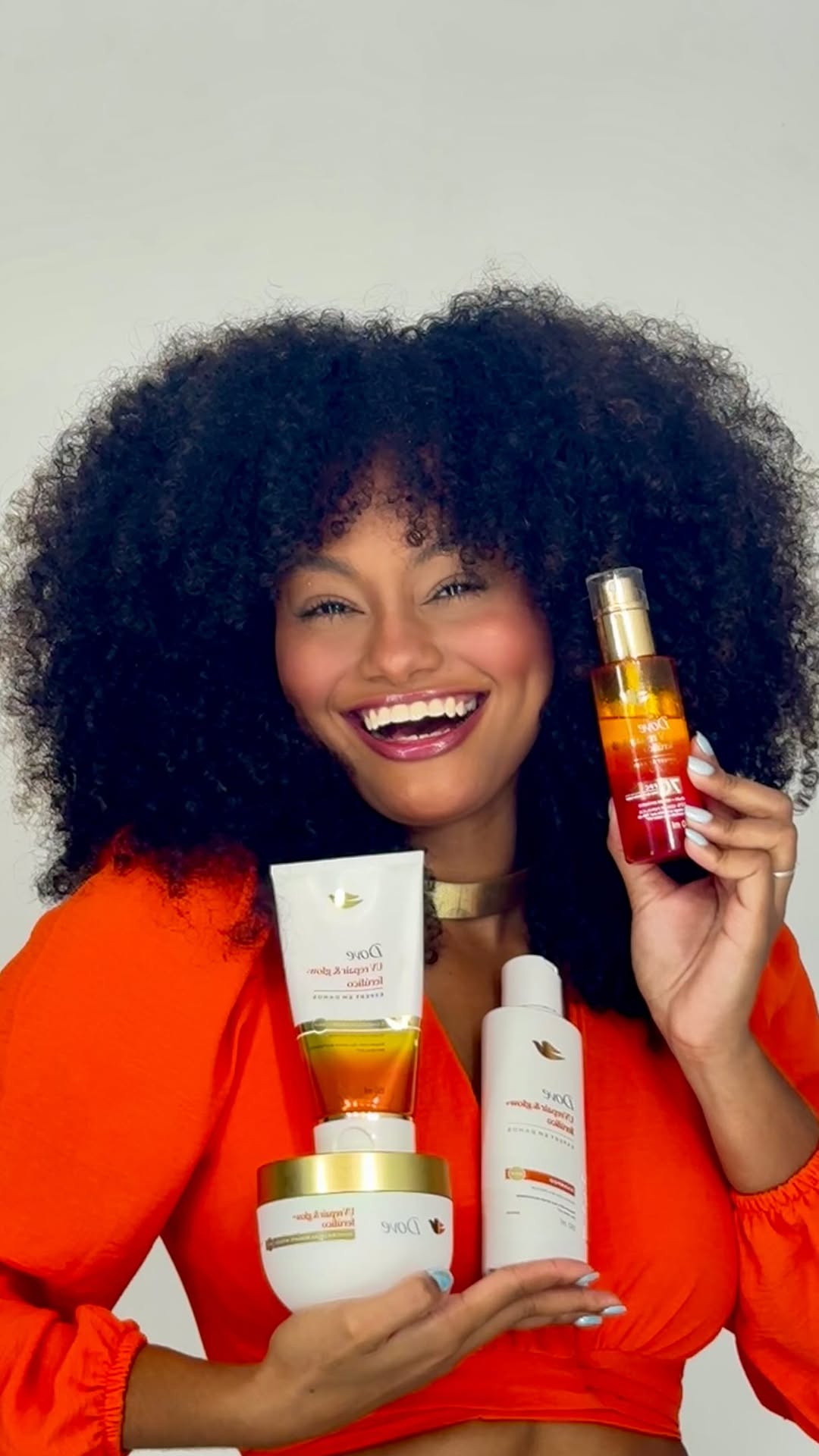 A linha @dove UV Repair & Glow + Ferúlico | Expert em danos e perfeita para cuidar do seu cabelo nos dias de muito sol pois ela repara até 99%  dos danos causados pelos raios UV 🧡 @dovebrasil 
#publi #cabelosprotegidoscomdove #dovecabelos