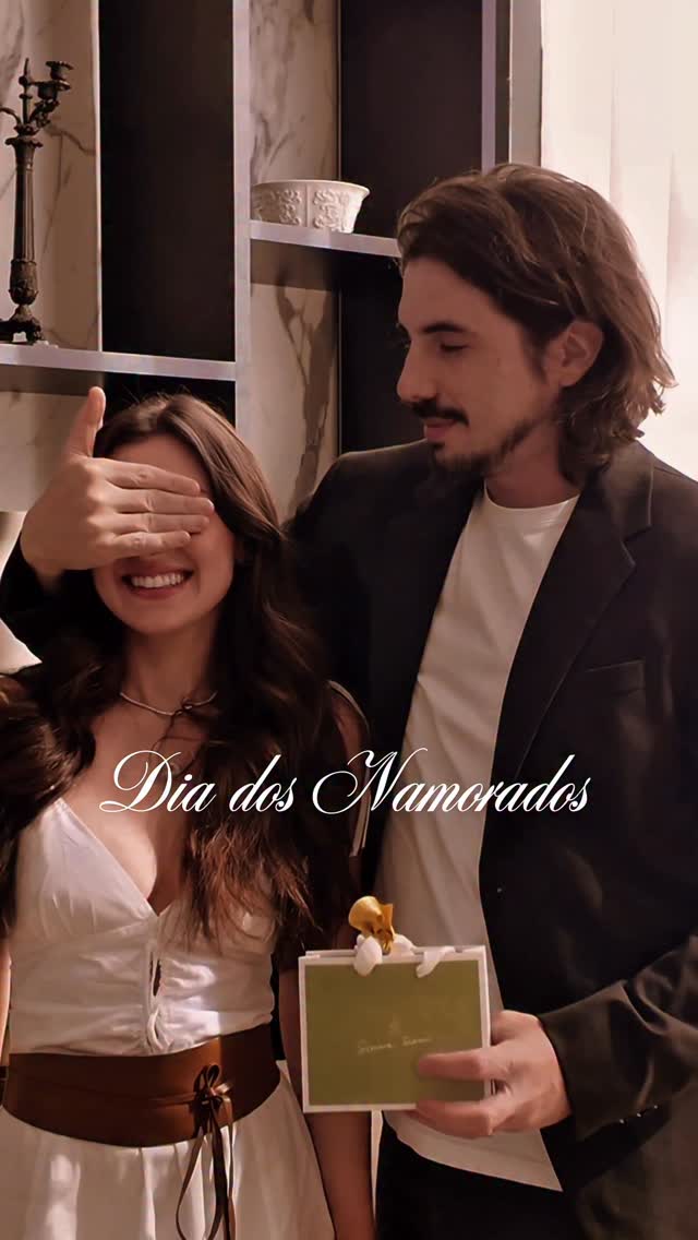 O Dia dos Namorados está chegando... ❤️

E ele conseguiu me surpreender, como sempre!
Com uma joia tão especial da @espacosimonescorsi. 

Nosso primeiro dia dos namorados, como casados! 
Dizem que algumas joias atravessam gerações e nunca perdem o brilho, talvez porque elas guardem histórias, momentos e lembranças que queremos levar para sempre!

Especial demais começar a semana do Dia dos Namorados (e o mês do meu aniversário) com um presente tão lindo!! Te amo, meu amor @viniciussvieira__ ❤️