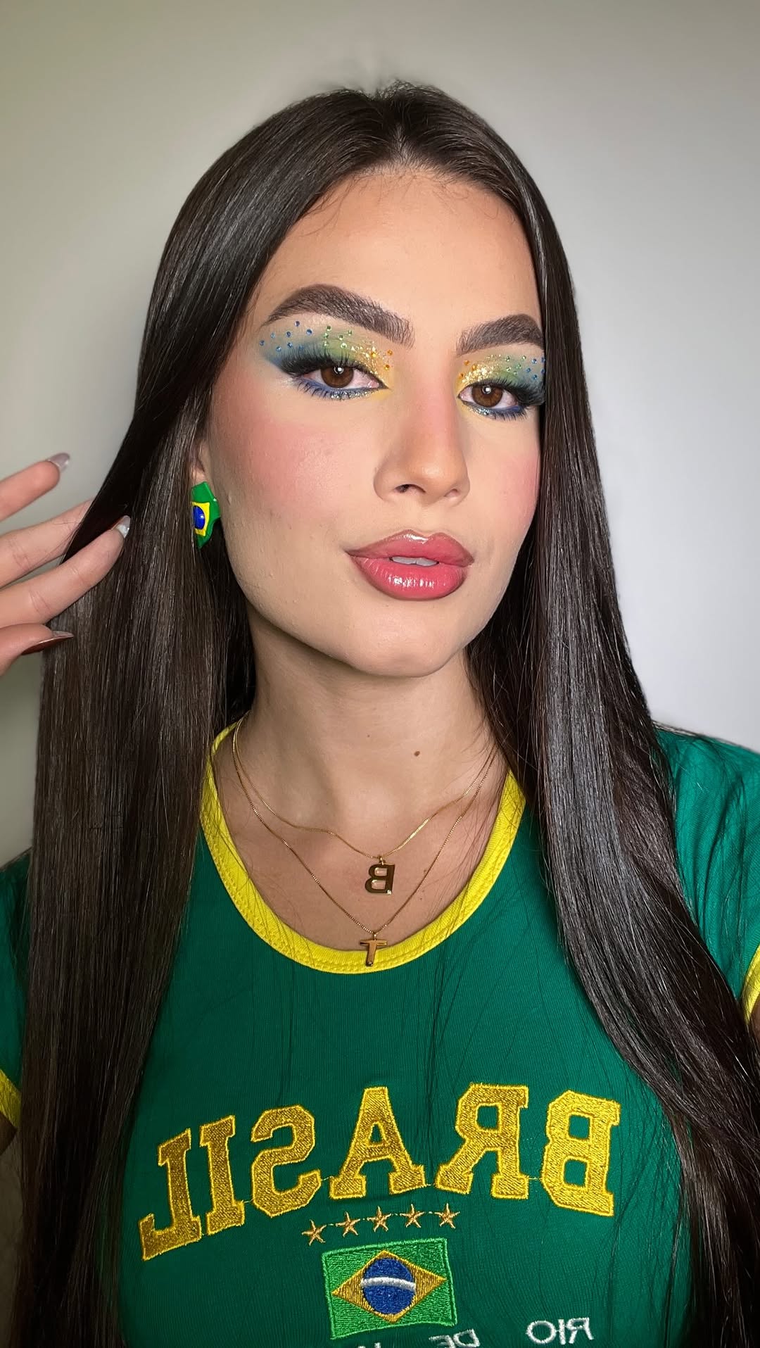Maquiagem pra Copa com Catharine Hill 🇧🇷✨

Nessa produção usei a cola multifuncional Chill Fix, na aplicação dos brilhos e pedrinhas, mas ela tem muitas outras funções incríveis na maquiagem!

E sim… vai ter tutorial dessa make! 👀
Fiquem de olho no perfil 💛

Os links dos produtos estão no link da bio da @catharinehilloficial
Aproveita para seguir a CH e acompanhar todas as novidades e próximos lançamentos!

#CHILLFIXCATHARINEHILL #PUBLICH
#maquiagem #MakeCopa #copa2026