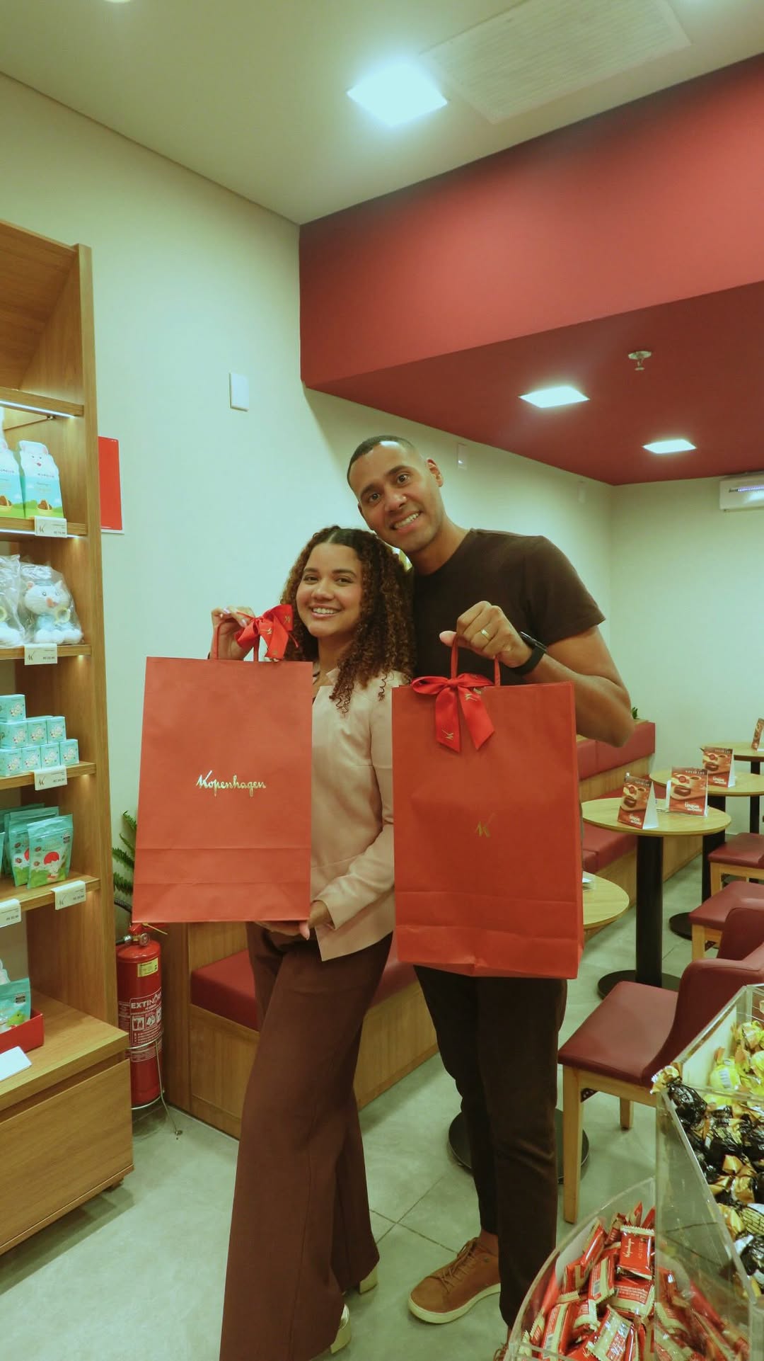 Olá, amores! ❤️

Dia dos Namorados chegando e eu tenho certeza que não sou a única que fica querendo encontrar um presente especial para quem ama.

E para garantir um presente especial, claro que fui na @kopenhagen_ 🍫✨

Confesso que a parte mais difícil foi escolher, porque tinha tanta opção que a vontade era trazer a loja inteira comigo.

E me conta: vocês já garantiram o presente de Dia dos Namorados ou deixaram para a última hora? 👀♥️🍫

#kopenhagen #diadosnamorados #presentes #chocolate #p